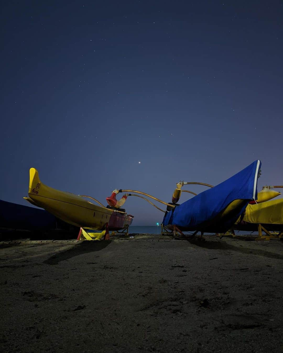 Honolulu Myohoji Missionさんのインスタグラム写真 - (Honolulu Myohoji MissionInstagram)「🌌  Conjunction 12/21/2020  Yesterday is said to be a new start for the society. In #jyotish or #indianastrology , yesterday was a conjunction of the Jupiter/Saturn alignment in the constellation of Capricorn. They both will exactly align at 6 degrees of Capricorn on December 21st - the day of the Winter Solstice. Conjunction happens every twenty years and it will be the guide of this coming 20 years.  You can still see Jupiter and Saturn today! Don’t miss it!  Photo by @scenesfromahat   ————————- Honolulu Myohoji YouTube channel is available now!  On our YouTube channel, you can see - Rev. Yamamura’s talk, - Past events of Honolulu Myohoji, and - Some nice Hawaii weather from Honolulu Myohoji. ————————- * * * * #ハワイ #ハワイ好きな人と繋がりたい  #ハワイだいすき #ハワイ好き #ハワイに恋して #ハワイ大好き #ハワイ生活 #ハワイ行きたい #ハワイ暮らし #オアフ島 #ホノルル妙法寺 #思い出　#honolulumyohoji #honolulumyohojimission #御朱印女子 #開運 #穴場 #パワースポット #hawaii #hawaiilife #hawaiian #luckywelivehawaii #hawaiiliving #hawaiistyle #hawaiivacation」12月23日 14時02分 - honolulumyohoji