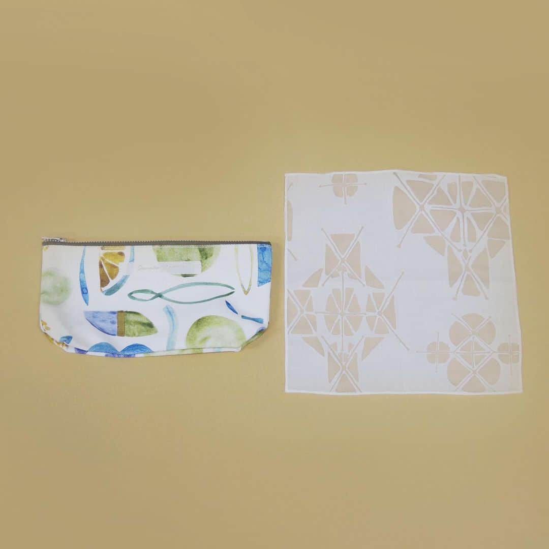 手紙社さんのインスタグラム写真 - (手紙社Instagram)「【小物入れにちょうど良いポーチと、絵画のように"飾れるハンカチ"がセットに！】﻿ 日々の些細な出来事に目を凝らし、おおらかなタッチで表現された「Canako Inoue」のテキスタイル。布博で販売中の「ポーチ＋ミニハンカチセット」は全部で6種類。ロゴが中央に縫い付けられたポーチは筆記用具や化粧品など、小物を入れるのにちょうど良い大きさです。透かし模様がほどこされたハンカチは、絵画のようにお部屋に飾りたくなってしまいそう！﻿ ﻿ ▶︎「Canako Inoue（@canakoinoue）」さんのショップは「12/23（水）20:00」まで販売中！﻿ ﻿ ＜新しいオンラインフェスティバル・布博　開催概要＞﻿ 会期：2020年12月14日（月）〜26日（土）﻿ チケット：一般 1,000円／手紙社の部員 900円﻿ 会場：「新しいオンラインフェスティバル・布博」公式サイト﻿ ▶︎詳細は「@textilefabrics」プロフィールのURLから！﻿ ﻿ ーーーーー﻿ ﻿ ◎「新しいオンラインフェスティバル・布博」は3本立て！﻿ ﻿ 1）オンラインミーティング（番組）﻿ ▶︎12/14（月）〜19（土）毎日開催！﻿ 出展者による作品紹介やアトリエツアーなどの番組を生配信！﻿ 作り手との会話をお楽しみいただけます。﻿ ﻿ 2）オンラインショッピング﻿ ▶︎12/14（月）〜毎日異なる出展者が販売を開始します！﻿ 出展者による新作や、ここでしか買えない限定作品、もちろん、定番商品も購入することができます！﻿ ※それぞれの販売期間は公式サイトからご確認ください﻿ ﻿ 3）スペシャル音楽ライブ番組﻿ 12/20（日）は7時間を超える生放送をお届け！﻿ 豪華アーティスト4組による音楽ライブや、プロのスタイリストが布博アイテムのスタイリングを紹介する「ライブスタイリング」を生配信します！﻿ ﻿ #手紙社#手紙舎#布博#オンラインイベント#新しいオンラインフェスティバル#新しいオンラインフェスティバル布博#ブローチ博#布雑貨#手芸#テキスタイル#刺繍#ブローチ#ハンドメイド#編み物#ポーチ#ハンカチ#CanakoInoue#tegamisha#nunohaku#textile#textiledesign#fabric#handmade#handcraft#accessory#embroidery」12月23日 14時03分 - tegamisha