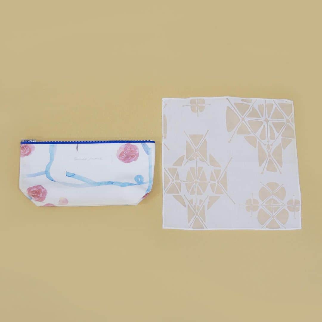 手紙社さんのインスタグラム写真 - (手紙社Instagram)「【小物入れにちょうど良いポーチと、絵画のように"飾れるハンカチ"がセットに！】﻿ 日々の些細な出来事に目を凝らし、おおらかなタッチで表現された「Canako Inoue」のテキスタイル。布博で販売中の「ポーチ＋ミニハンカチセット」は全部で6種類。ロゴが中央に縫い付けられたポーチは筆記用具や化粧品など、小物を入れるのにちょうど良い大きさです。透かし模様がほどこされたハンカチは、絵画のようにお部屋に飾りたくなってしまいそう！﻿ ﻿ ▶︎「Canako Inoue（@canakoinoue）」さんのショップは「12/23（水）20:00」まで販売中！﻿ ﻿ ＜新しいオンラインフェスティバル・布博　開催概要＞﻿ 会期：2020年12月14日（月）〜26日（土）﻿ チケット：一般 1,000円／手紙社の部員 900円﻿ 会場：「新しいオンラインフェスティバル・布博」公式サイト﻿ ▶︎詳細は「@textilefabrics」プロフィールのURLから！﻿ ﻿ ーーーーー﻿ ﻿ ◎「新しいオンラインフェスティバル・布博」は3本立て！﻿ ﻿ 1）オンラインミーティング（番組）﻿ ▶︎12/14（月）〜19（土）毎日開催！﻿ 出展者による作品紹介やアトリエツアーなどの番組を生配信！﻿ 作り手との会話をお楽しみいただけます。﻿ ﻿ 2）オンラインショッピング﻿ ▶︎12/14（月）〜毎日異なる出展者が販売を開始します！﻿ 出展者による新作や、ここでしか買えない限定作品、もちろん、定番商品も購入することができます！﻿ ※それぞれの販売期間は公式サイトからご確認ください﻿ ﻿ 3）スペシャル音楽ライブ番組﻿ 12/20（日）は7時間を超える生放送をお届け！﻿ 豪華アーティスト4組による音楽ライブや、プロのスタイリストが布博アイテムのスタイリングを紹介する「ライブスタイリング」を生配信します！﻿ ﻿ #手紙社#手紙舎#布博#オンラインイベント#新しいオンラインフェスティバル#新しいオンラインフェスティバル布博#ブローチ博#布雑貨#手芸#テキスタイル#刺繍#ブローチ#ハンドメイド#編み物#ポーチ#ハンカチ#CanakoInoue#tegamisha#nunohaku#textile#textiledesign#fabric#handmade#handcraft#accessory#embroidery」12月23日 14時03分 - tegamisha