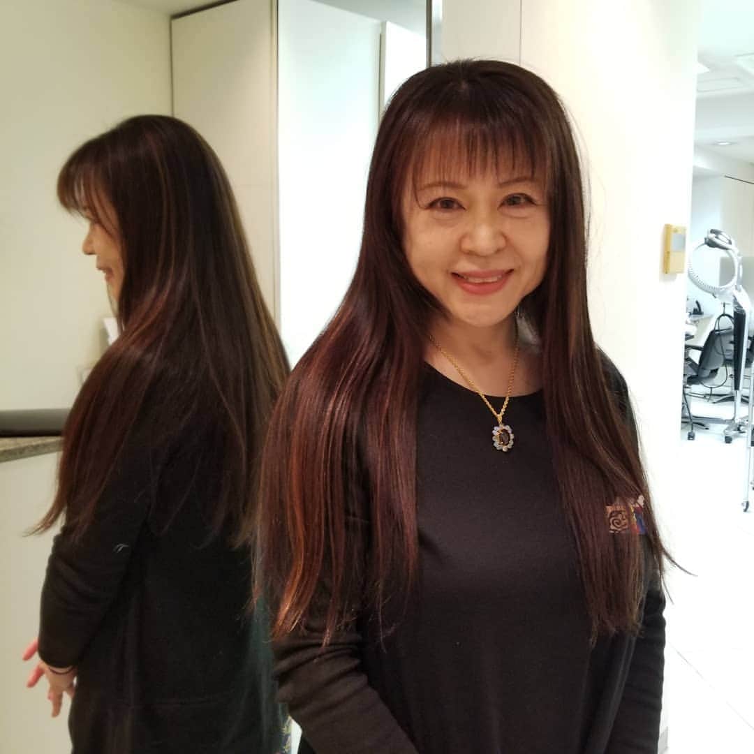 宇月田麻裕さんのインスタグラム写真 - (宇月田麻裕Instagram)「#行きつけのヘアサロン #アトリエギャラドゥ 　さんへ やはり年末にいっておきたい。 #ヘアドネーションした髪　がこんなに伸びたので、来年また　#ヘアドネーション できそう。頑張って伸ばします！ #メッシュ入れました いつもありがとうございます🙋」12月23日 14時23分 - mahiro_utsukita
