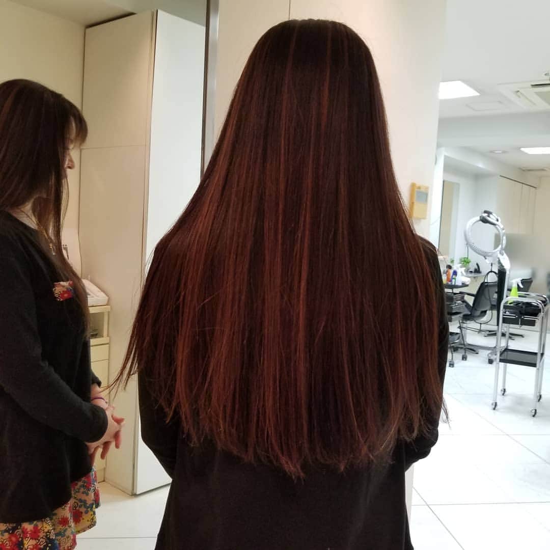 宇月田麻裕さんのインスタグラム写真 - (宇月田麻裕Instagram)「#行きつけのヘアサロン #アトリエギャラドゥ 　さんへ やはり年末にいっておきたい。 #ヘアドネーションした髪　がこんなに伸びたので、来年また　#ヘアドネーション できそう。頑張って伸ばします！ #メッシュ入れました いつもありがとうございます🙋」12月23日 14時23分 - mahiro_utsukita