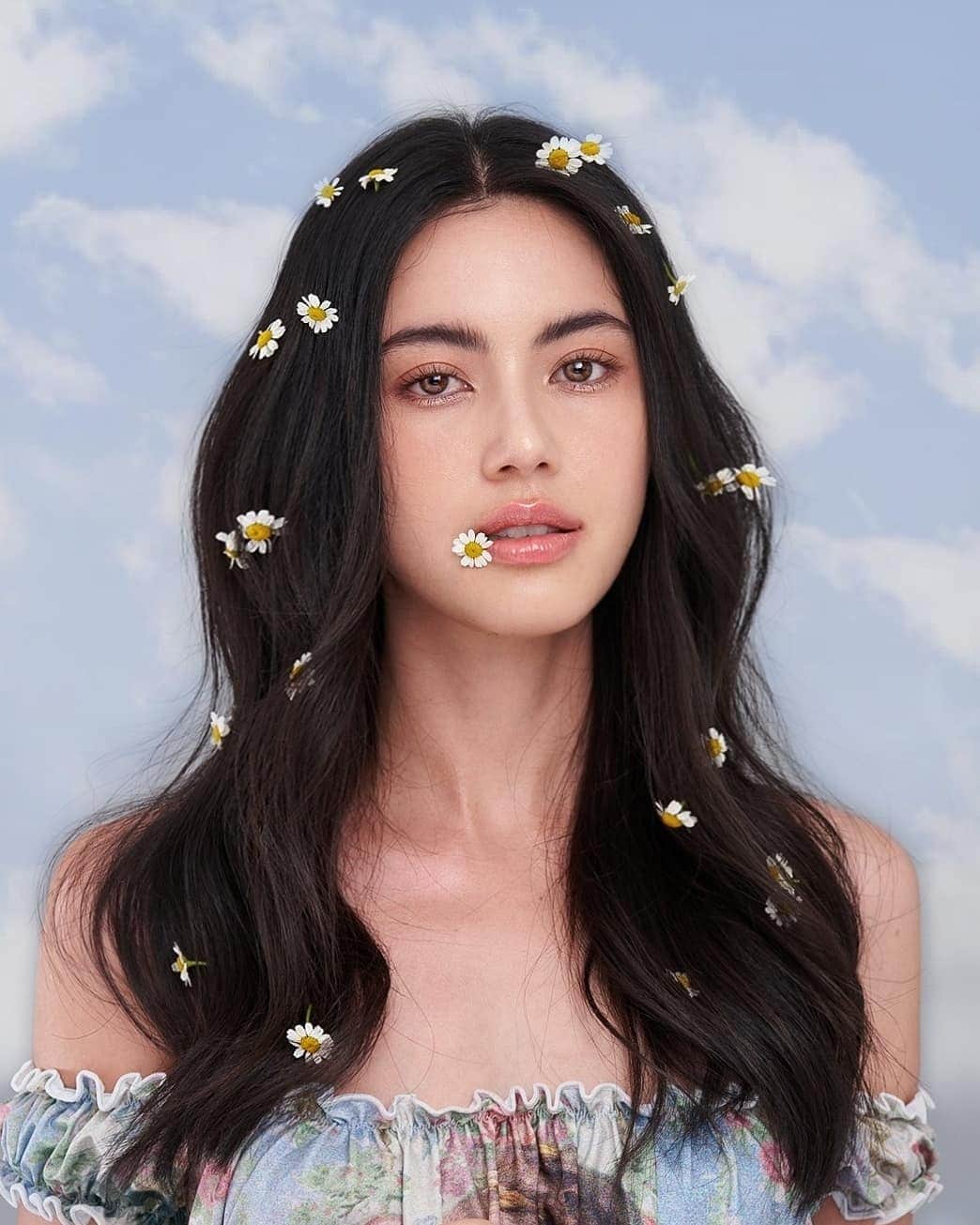 マイ・ダーウィカーのインスタグラム：「🌼🤍🌼🤍🌼」