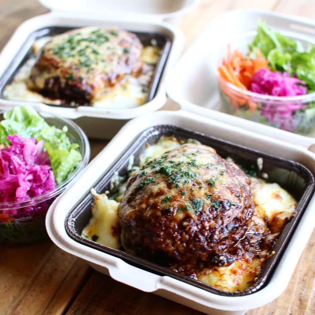Atsukoのインスタグラム：「Today's lunch 2020.12.23 ･ ハンバーグドリア サラダ ･ ハンバーグにデミグラソースと、普通のソースを混ぜたものをかけて、ホワイトソースとピザ用チーズをかけて出来上がり❤ ドリアの容器はセリアの。 オーブンにかけられます。それをまたまたセリアの容器に入れたら、あらピッタリ😍 サラダ別容器で持っていきました。 痩せなきゃいかんのに、この内容😂 やばいな。笑」