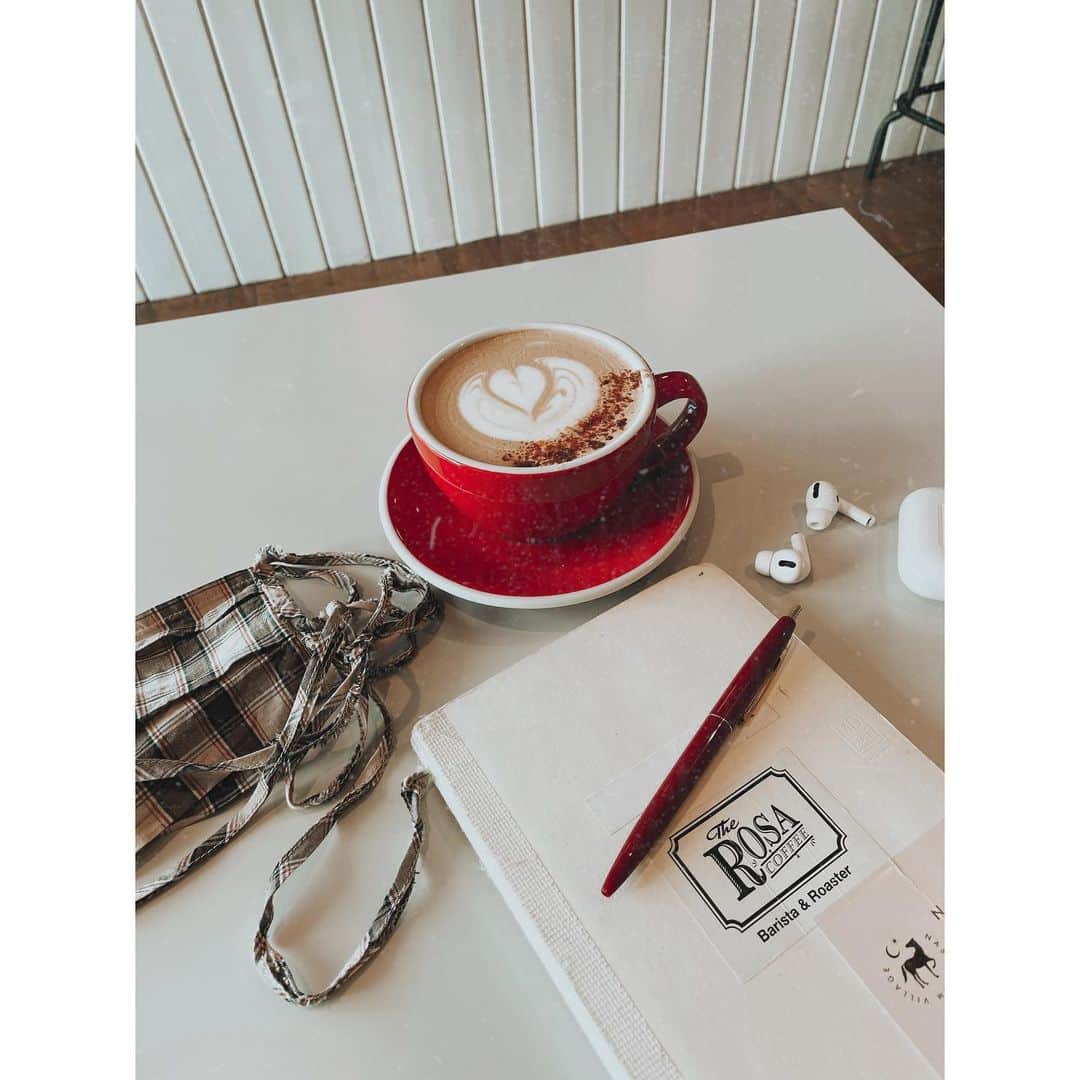 紗栄子さんのインスタグラム写真 - (紗栄子Instagram)「本家で黒糖ラテ飲みながら業者さんとの連絡を🌹 作業しながら机の上をふと見てみると、今年の私を象徴するアイテムたちが☕️✨」12月23日 14時19分 - saekoofficial