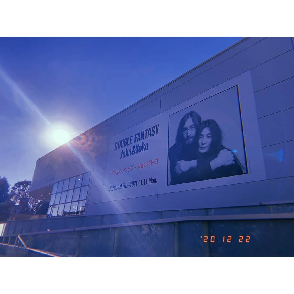 林唯衣さんのインスタグラム写真 - (林唯衣Instagram)「「DOUBLE FANTASY -John & Yoko」も観に行ってきたよ〜！！あまり2人の詳細を知らなかったので、結構ぶっとんでたのね！っていうのが第一印象。影響力があるから、誰かの理想を押し付けられて大変な中、2人は自分たちの理想や価値観を貫く揺るぎなさがあって感銘をうけた。誰かのための自分ではないのよ！ってね！素敵な言葉に沢山出会えたな！最期はやはり悲しくてホロリときた。ジョンレノンの曲も流れていたし、出逢うべくして出逢った2人の愛を垣間見たよ！結構混んでたよ〜〜　#johnlennon #yokoono #doublefantasy #ハヤシ旅」12月23日 14時19分 - yui__hayashi