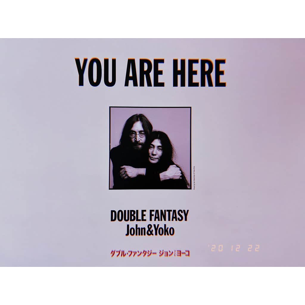 林唯衣さんのインスタグラム写真 - (林唯衣Instagram)「「DOUBLE FANTASY -John & Yoko」も観に行ってきたよ〜！！あまり2人の詳細を知らなかったので、結構ぶっとんでたのね！っていうのが第一印象。影響力があるから、誰かの理想を押し付けられて大変な中、2人は自分たちの理想や価値観を貫く揺るぎなさがあって感銘をうけた。誰かのための自分ではないのよ！ってね！素敵な言葉に沢山出会えたな！最期はやはり悲しくてホロリときた。ジョンレノンの曲も流れていたし、出逢うべくして出逢った2人の愛を垣間見たよ！結構混んでたよ〜〜　#johnlennon #yokoono #doublefantasy #ハヤシ旅」12月23日 14時19分 - yui__hayashi