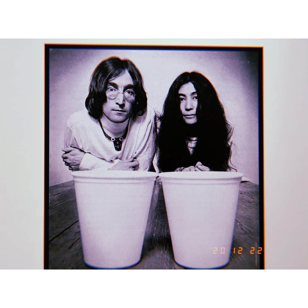 林唯衣さんのインスタグラム写真 - (林唯衣Instagram)「「DOUBLE FANTASY -John & Yoko」も観に行ってきたよ〜！！あまり2人の詳細を知らなかったので、結構ぶっとんでたのね！っていうのが第一印象。影響力があるから、誰かの理想を押し付けられて大変な中、2人は自分たちの理想や価値観を貫く揺るぎなさがあって感銘をうけた。誰かのための自分ではないのよ！ってね！素敵な言葉に沢山出会えたな！最期はやはり悲しくてホロリときた。ジョンレノンの曲も流れていたし、出逢うべくして出逢った2人の愛を垣間見たよ！結構混んでたよ〜〜　#johnlennon #yokoono #doublefantasy #ハヤシ旅」12月23日 14時19分 - yui__hayashi