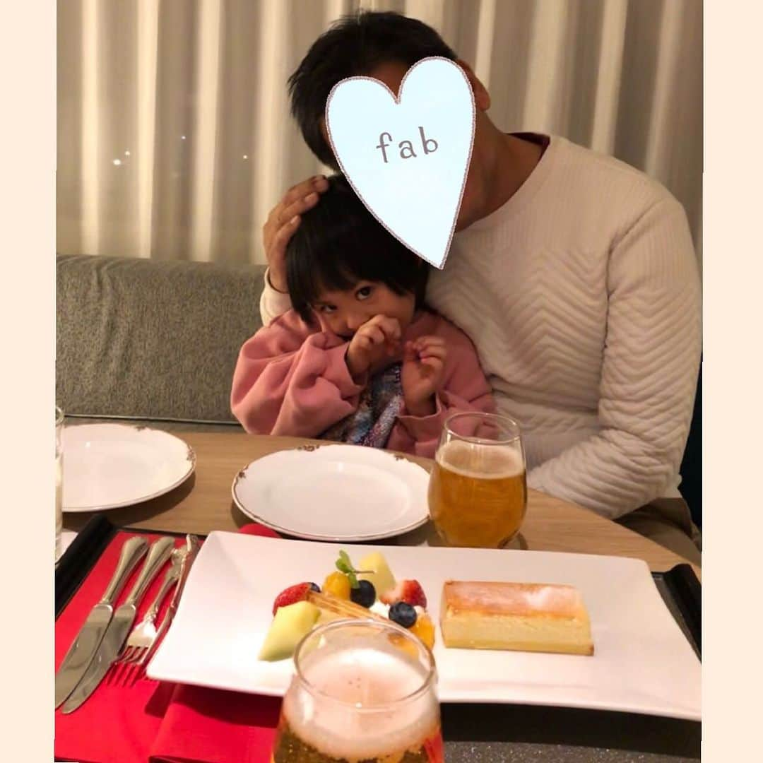 上野真衣のインスタグラム：「赤富士✨ ホテル部屋から朝焼けの赤富士も綺麗に見えました✨ケーキも頼んで、露天風呂も最高でした❄️ 娘が背中洗ってくれました✨♨️ 不動の富士からパワーもらいました❣️✨  #マリオット山中湖 #mariotthotel #赤富士 #mtfuji  #fujiviewhotel  #チーズケーキ美味しかった #縁起がいい  #運気アップ」