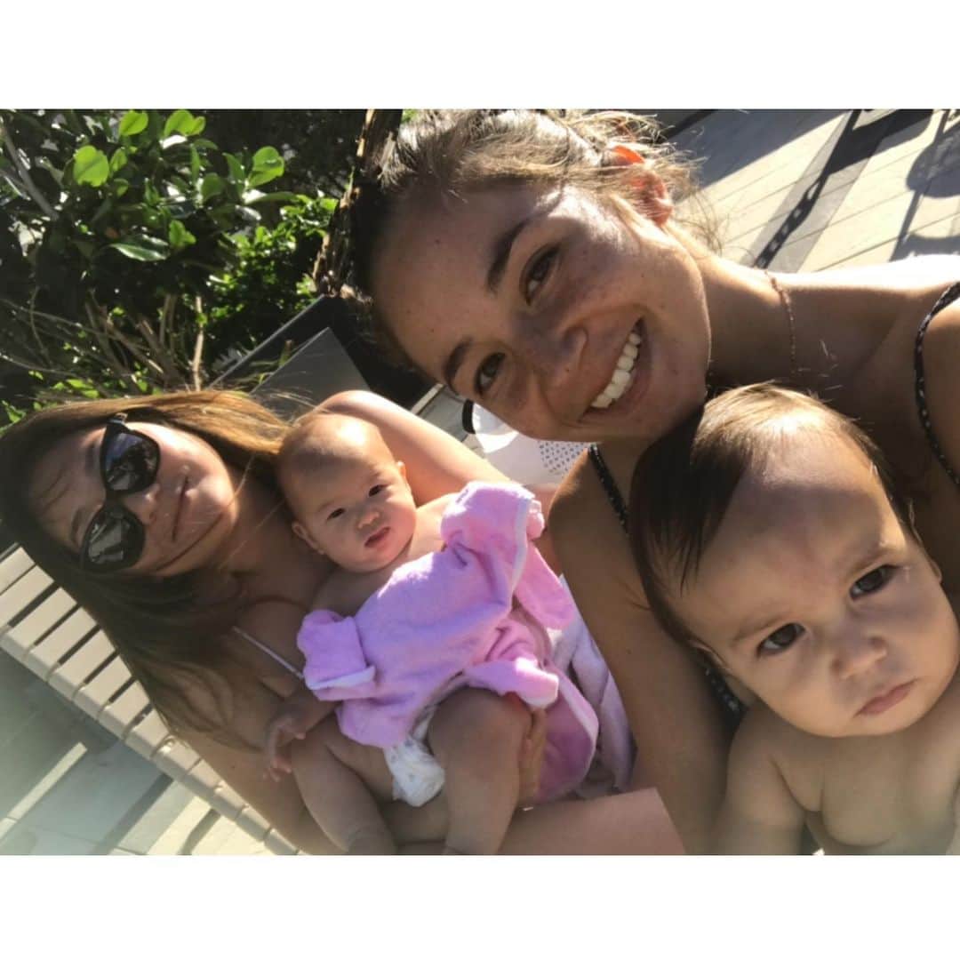 アリッサ ウーテンのインスタグラム：「My friend, who I’ve know since elemantry school, @yessiikah ‘s 3 Year Old daughter was recently diagnosed with Stage 4 Neuroblastoma cancer.  I can’t even imagine what her and her family are going through. All I know is that I want to help. I know that if I were in her shoes I’d appreciate all the help I could get. So I am selling some Tee’s and Tanks that I made a while back. All proceeds go to @yessiikah and her daughters cancer treatment, she is currently going through chemotherapy. Each tee and tank is $20 each. Sizes colors quantities etc are listed on each slide which I will make an Instagram highlights as well. DM to purchase, just message me your email address, so I can send you an invoice through square, and which one you want, color, quantity etc.  If you live on Oahu we can meet up. Otherwise shipping is $5 US.  Like I mentioned earlier I just want to help, so I hope I can. Keeping Serena in our thoughts and prayers 🙏🏼   小学校からの幼馴染のジェシカ @yessiikah の娘(3歳)が神経細胞腫という小児癌のステージ4と最近、診断されました。私は、彼女 @yessiikah と彼女の家族がどんなに辛い気持ちなのかも想像すらできない… ただ、助けたい‼︎ そして、私が出来る全てをしたいと思っています。 なので、少し前に作ったタンクトップとTシャツをここで販売して、全ての収益を彼女に寄付したいと思ってます。 彼女の3歳の娘(セリーナ)は今、抗がん剤治療を受けてます。ここ、アメリカではご存知の通り医療費は想像を超えます。  タンクトップ、Tシャツは各20ドルです サイズやカラー、在庫はインスタグラムのハイライトに載せてます 購入希望な方はメッセージとEメールアドレスをDMしてください オアフ島にお住まいの方はお会いしてお届けできますし、郵送のだと送料は5ドルです さっき言ったように私は、ただ彼女の力になれることを願っています‼︎セリーナのことを想っていて祈り続けています🙏🏻 つやく @tomocococo ほうんとうにどうもありがとうございます！！」