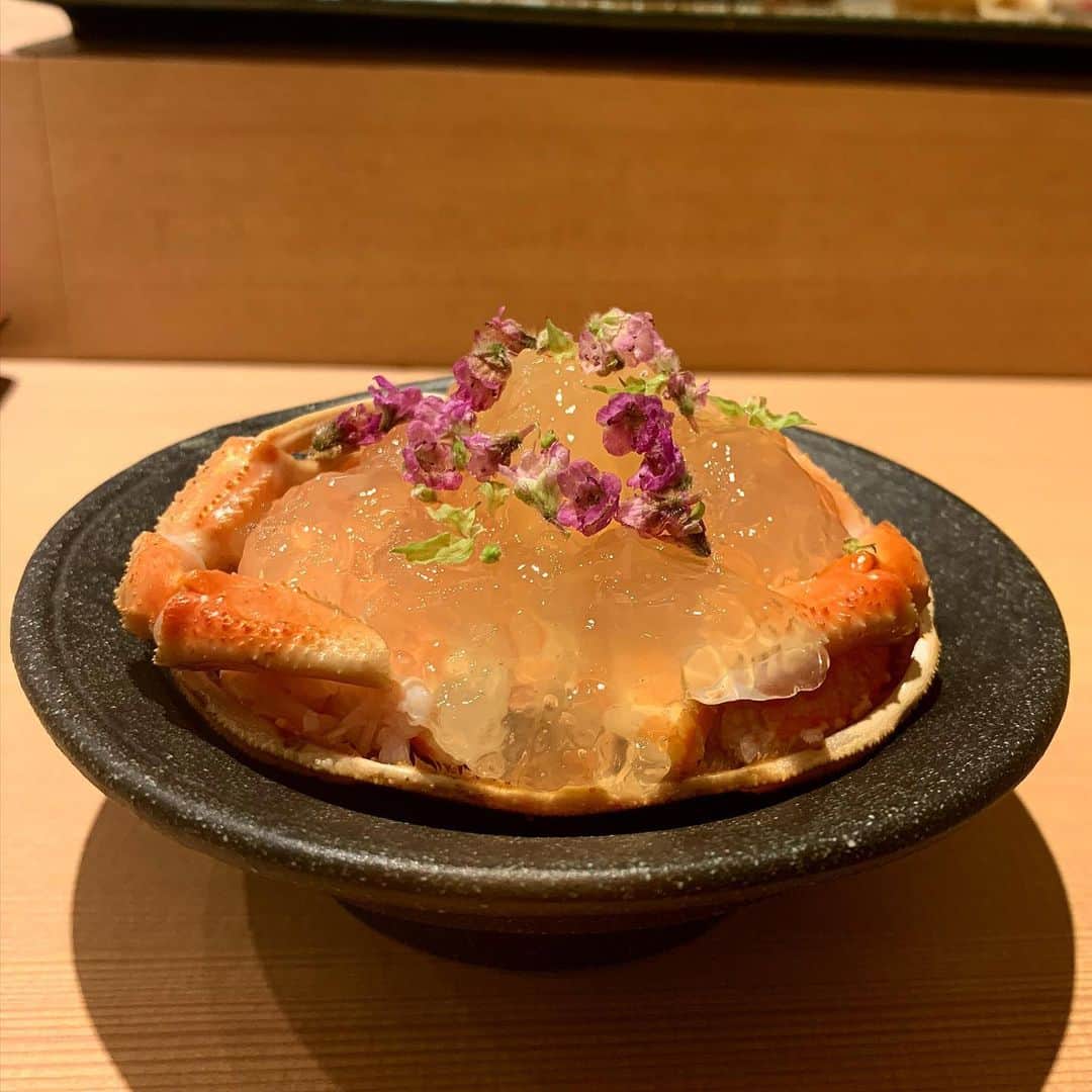 梨乃のインスタグラム：「﻿ ﻿ ままとお鮨🍣﻿ 新宿の鮨 まつもとさんです🍶﻿ ﻿ ﻿ ﻿ 蟹ポーズでピースしたんだけど、ダサすぎるわ✌(˘ω˘)✌🦀﻿ ﻿ ﻿ ﻿ お鮨も最高に美味しかったのですが、お料理の品数が豊富で感動しました❤️﻿ ﻿ ﻿ ﻿ 雲丹の食べ比べができて幸せ🧚🏻🧚🏻🧚🏻﻿ 巻かないかんぴょう巻きも初めてで美味しくてびっくりしたよ🙏﻿ ﻿ ﻿ ﻿ カウンターで美味しいお鮨と日本酒をいただきながら、たくさんままとお話できて、とっても素敵な時間でした💓﻿ ﻿ ﻿ ﻿ もっと親孝行できるように頑張ろう！﻿ ﻿ ﻿ ﻿ #鮨まつもと #新宿鮨 #新宿グルメ #歌舞伎町 #グルメ女子」