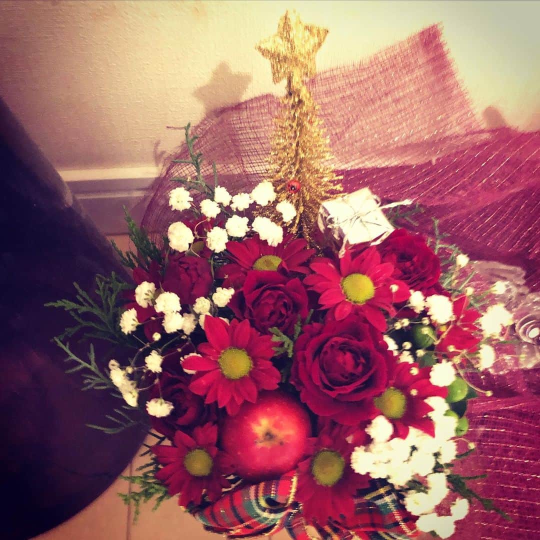 CHIHARUさんのインスタグラム写真 - (CHIHARUInstagram)「嬉しいプレゼント♥️ この時期は、赤い物に心惹かれる…✨  #クリスマス #CHIHARU #ヘアメイクCHIHARU #お花 #お花のある暮らし」12月23日 14時29分 - shoyabuki0426