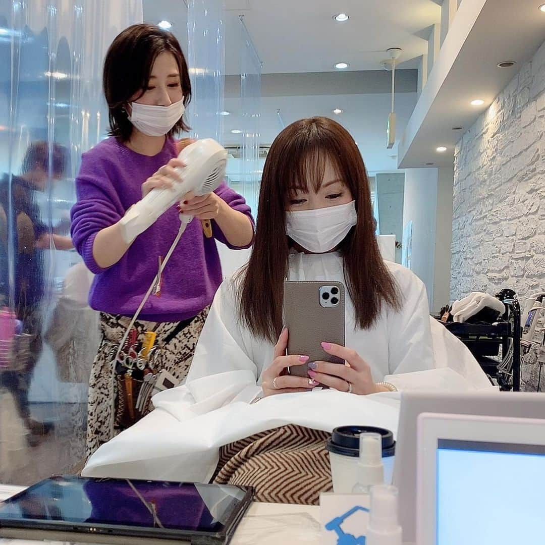 澤野井香里さんのインスタグラム写真 - (澤野井香里Instagram)「今年最後の美容院💇‍♀️に @careumeda へ＾＾✨﻿ ﻿ 前回 @toku.18 に作って頂いたカラーがすごく良かったので同じものをオーダー✨﻿ いつも可愛いくて元気をもらえる @wa_ac に毛先や前髪をカットして整えてもらって、ヘッドスパもして本当癒された♡﻿ ﻿ 頭触ってもらうのなんでこんな気持ちいいんだろ😇﻿ ﻿ #CARE梅田 ﻿ アーバンテラス茶屋町B-4﻿ ☎︎0663720116﻿ ﻿ #ks_20✨ #ks_beauty✨﻿ #careumeda #hairsalon #ks_osaka✨ #大阪 #梅田 #ケア #CARE梅田 #大阪美容室 #梅田美容」12月23日 14時40分 - kaori_sawanoi