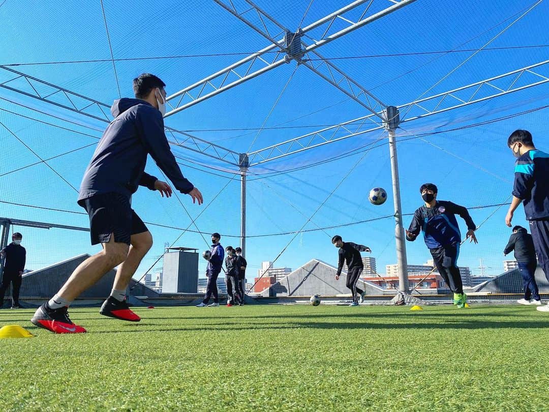 東京スポーツ・レクリエーション専門学校さんのインスタグラム写真 - (東京スポーツ・レクリエーション専門学校Instagram)「リアルタイムでお届け✨﻿ ＼ #水曜クラブチームトレーニング ／﻿ ﻿ 今日が年内最後の活動です⚽﻿ 高校サッカー部へのトレーニング指導の﻿ 質を上げるため、学生同士で指導し合う﻿ ことで技術を高めています💪 ﻿ ﻿ 午後の指導もがんばろう！！﻿ ﻿ #高校サッカー﻿ #TSRトレーナー﻿ #トレーナー﻿ #フィジカル﻿ #3歩6歩﻿ #12歩6歩6歩﻿  #アジリティ」12月23日 14時41分 - jikeitsr