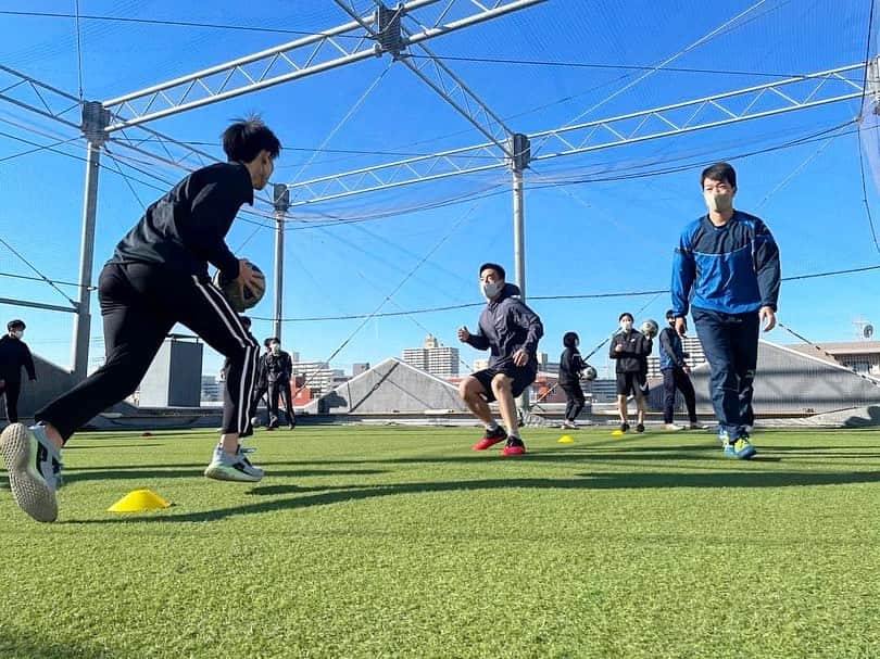 東京スポーツ・レクリエーション専門学校さんのインスタグラム写真 - (東京スポーツ・レクリエーション専門学校Instagram)「リアルタイムでお届け✨﻿ ＼ #水曜クラブチームトレーニング ／﻿ ﻿ 今日が年内最後の活動です⚽﻿ 高校サッカー部へのトレーニング指導の﻿ 質を上げるため、学生同士で指導し合う﻿ ことで技術を高めています💪 ﻿ ﻿ 午後の指導もがんばろう！！﻿ ﻿ #高校サッカー﻿ #TSRトレーナー﻿ #トレーナー﻿ #フィジカル﻿ #3歩6歩﻿ #12歩6歩6歩﻿  #アジリティ」12月23日 14時41分 - jikeitsr