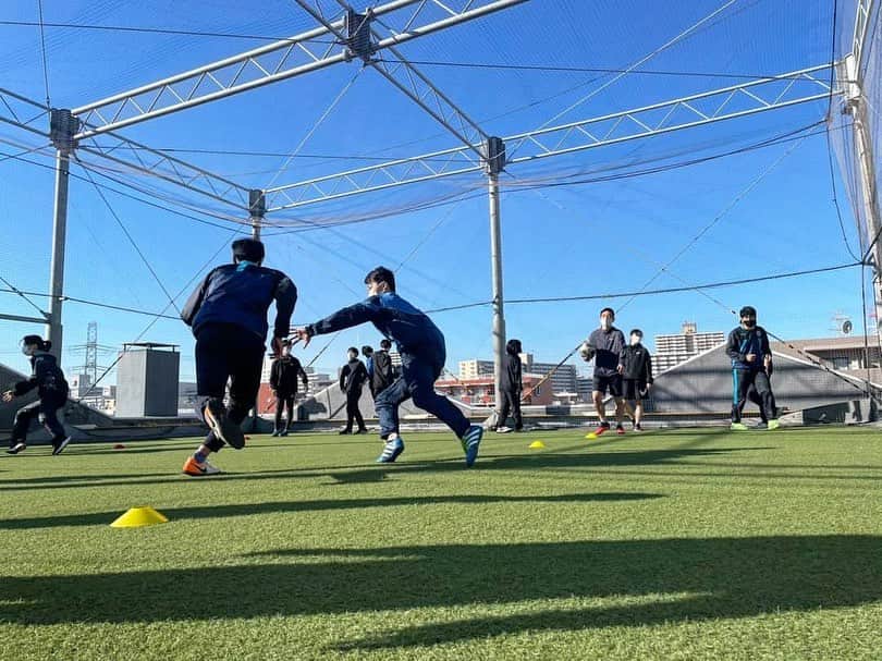 東京スポーツ・レクリエーション専門学校さんのインスタグラム写真 - (東京スポーツ・レクリエーション専門学校Instagram)「リアルタイムでお届け✨﻿ ＼ #水曜クラブチームトレーニング ／﻿ ﻿ 今日が年内最後の活動です⚽﻿ 高校サッカー部へのトレーニング指導の﻿ 質を上げるため、学生同士で指導し合う﻿ ことで技術を高めています💪 ﻿ ﻿ 午後の指導もがんばろう！！﻿ ﻿ #高校サッカー﻿ #TSRトレーナー﻿ #トレーナー﻿ #フィジカル﻿ #3歩6歩﻿ #12歩6歩6歩﻿  #アジリティ」12月23日 14時41分 - jikeitsr