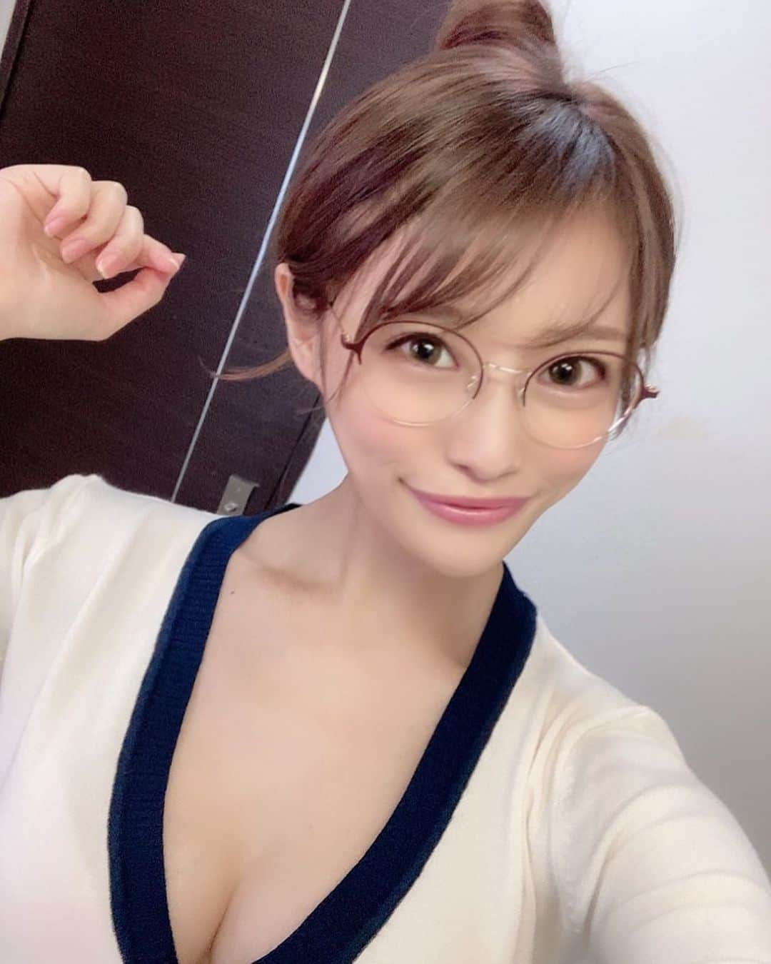 七瀬ひなさんのインスタグラム写真 - (七瀬ひなInstagram)「おつひな🐣💕 MOODYZさん撮影！！！ 女子大生の家庭教師に痴女られる僕みたいなやつ…！笑 完全主観でお送りいたしますので、VR見たことなくて、でも男優さんとよりこっちのが没入感はあるのでオススメでっす🥰 なによりギャルじゃないです！！！！！ギャルじゃないの！！！！(めっちゃ大事なことなので2回言いました) そしてひなが大好きなドラマものです«٩(*´ ꒳ `*)۶»💖 演じてて、全然違う自分じゃけんめちゃくちゃたのしかったあああ💘 そして、エロみが…(*´﹃｀*) そして、そして…！ ひなのリアバじゃったけんってどこで知ってくださったのか謎じゃけど、 お祝いして頂きまして、ケーキをいただきまして音楽まで付けてくださいまして、🎁まで頂いたのです…🥺💘 ほんとにしあわせすぎだあ… いつもの仲良い男優さんにはエルメスの🎁😳❣️ありがとおお🥺💘 ほんとにほんとにありがとうございました٩(ˊᗜˋ*)و💕 ひな、比較的MOODYSさんが多いのでこれからは、移籍とかもあったりして撮影出来ない期間がちょっと長めじゃったけん 新作がでるのが2月頃〜かな…！ と思います！！ 遅くてごめんね💦 あと出演本数減らしてるから 新作が出たら盤で必ず購入してほしいです🤦‍♀️💕 でもずっと前に撮影した本中さんの作品まだ出てないなあ…😇 それ出ると思うけど、基本2月頃〜って思っといてください！！！！！ よろひな🐣💕  #七海ひな #AV女優 #セクシー女優 #撮影 #現場 #MOODYS さん #誕生日 #お祝い #うれしみ #新作 #出たら買ってね💓」12月23日 14時41分 - piyo0717