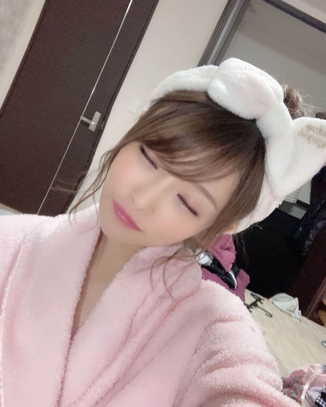 七瀬ひなさんのインスタグラム写真 - (七瀬ひなInstagram)「おつひな🐣💕 MOODYZさん撮影！！！ 女子大生の家庭教師に痴女られる僕みたいなやつ…！笑 完全主観でお送りいたしますので、VR見たことなくて、でも男優さんとよりこっちのが没入感はあるのでオススメでっす🥰 なによりギャルじゃないです！！！！！ギャルじゃないの！！！！(めっちゃ大事なことなので2回言いました) そしてひなが大好きなドラマものです«٩(*´ ꒳ `*)۶»💖 演じてて、全然違う自分じゃけんめちゃくちゃたのしかったあああ💘 そして、エロみが…(*´﹃｀*) そして、そして…！ ひなのリアバじゃったけんってどこで知ってくださったのか謎じゃけど、 お祝いして頂きまして、ケーキをいただきまして音楽まで付けてくださいまして、🎁まで頂いたのです…🥺💘 ほんとにしあわせすぎだあ… いつもの仲良い男優さんにはエルメスの🎁😳❣️ありがとおお🥺💘 ほんとにほんとにありがとうございました٩(ˊᗜˋ*)و💕 ひな、比較的MOODYSさんが多いのでこれからは、移籍とかもあったりして撮影出来ない期間がちょっと長めじゃったけん 新作がでるのが2月頃〜かな…！ と思います！！ 遅くてごめんね💦 あと出演本数減らしてるから 新作が出たら盤で必ず購入してほしいです🤦‍♀️💕 でもずっと前に撮影した本中さんの作品まだ出てないなあ…😇 それ出ると思うけど、基本2月頃〜って思っといてください！！！！！ よろひな🐣💕  #七海ひな #AV女優 #セクシー女優 #撮影 #現場 #MOODYS さん #誕生日 #お祝い #うれしみ #新作 #出たら買ってね💓」12月23日 14時41分 - piyo0717