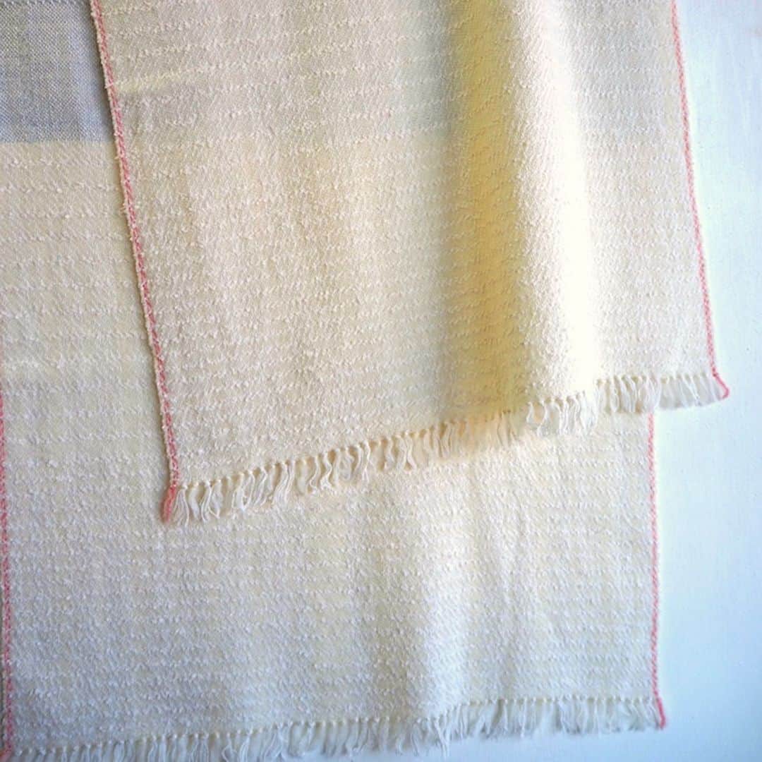 手紙社さんのインスタグラム写真 - (手紙社Instagram)「【異素材を組み合わせて生まれたストールは肌触り抜群！】﻿ 自ら糸を選び、染めるところから手がけ、一点ものの手織りの作品を生み出す「nagamori chika」。布博で販売中のストールは、カシミヤをメインにウールの糸を合わせたものや、ウールシルク、コットンシルクの2種の糸を合わせたものなど、素材の組み合わせはさまざま。その肌触りの良さや巻いた時の印象の違いをお楽しみください。﻿ ﻿ ▶︎「nagamori chika（@nagamori_chika）」さんのショップは「12/23（水）20:00」まで販売中！﻿ ﻿ ＜新しいオンラインフェスティバル・布博　開催概要＞﻿ 会期：2020年12月14日（月）〜26日（土）﻿ チケット：一般 1,000円／手紙社の部員 900円﻿ 会場：「新しいオンラインフェスティバル・布博」公式サイト﻿ ▶︎詳細は「@textilefabrics」プロフィールのURLから！﻿ ﻿ ーーーーー﻿ ﻿ ◎「新しいオンラインフェスティバル・布博」は3本立て！﻿ ﻿ 1）オンラインミーティング（番組）﻿ ▶︎12/14（月）〜19（土）毎日開催！﻿ 出展者による作品紹介やアトリエツアーなどの番組を生配信！﻿ 作り手との会話をお楽しみいただけます。﻿ ﻿ 2）オンラインショッピング﻿ ▶︎12/14（月）〜毎日異なる出展者が販売を開始します！﻿ 出展者による新作や、ここでしか買えない限定作品、もちろん、定番商品も購入することができます！﻿ ※それぞれの販売期間は公式サイトからご確認ください﻿ ﻿ 3）スペシャル音楽ライブ番組﻿ 12/20（日）は7時間を超える生放送をお届け！﻿ 豪華アーティスト4組による音楽ライブや、プロのスタイリストが布博アイテムのスタイリングを紹介する「ライブスタイリング」を生配信します！﻿ ﻿ #手紙社#手紙舎#布博#オンラインイベント#新しいオンラインフェスティバル#新しいオンラインフェスティバル布博#ブローチ博#布雑貨#手芸#テキスタイル#刺繍#ブローチ博#ハンドメイド#編み物#カシミヤ#ウール#ストール#nagamorichika#tegamisha#nunohaku#textile#textiledesign#fabric#handmade#handcraft#accessory#embroidery」12月23日 14時45分 - tegamisha