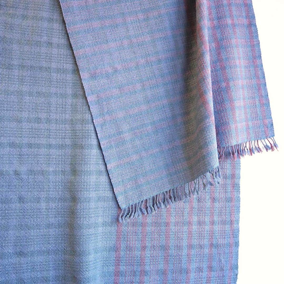 手紙社さんのインスタグラム写真 - (手紙社Instagram)「【異素材を組み合わせて生まれたストールは肌触り抜群！】﻿ 自ら糸を選び、染めるところから手がけ、一点ものの手織りの作品を生み出す「nagamori chika」。布博で販売中のストールは、カシミヤをメインにウールの糸を合わせたものや、ウールシルク、コットンシルクの2種の糸を合わせたものなど、素材の組み合わせはさまざま。その肌触りの良さや巻いた時の印象の違いをお楽しみください。﻿ ﻿ ▶︎「nagamori chika（@nagamori_chika）」さんのショップは「12/23（水）20:00」まで販売中！﻿ ﻿ ＜新しいオンラインフェスティバル・布博　開催概要＞﻿ 会期：2020年12月14日（月）〜26日（土）﻿ チケット：一般 1,000円／手紙社の部員 900円﻿ 会場：「新しいオンラインフェスティバル・布博」公式サイト﻿ ▶︎詳細は「@textilefabrics」プロフィールのURLから！﻿ ﻿ ーーーーー﻿ ﻿ ◎「新しいオンラインフェスティバル・布博」は3本立て！﻿ ﻿ 1）オンラインミーティング（番組）﻿ ▶︎12/14（月）〜19（土）毎日開催！﻿ 出展者による作品紹介やアトリエツアーなどの番組を生配信！﻿ 作り手との会話をお楽しみいただけます。﻿ ﻿ 2）オンラインショッピング﻿ ▶︎12/14（月）〜毎日異なる出展者が販売を開始します！﻿ 出展者による新作や、ここでしか買えない限定作品、もちろん、定番商品も購入することができます！﻿ ※それぞれの販売期間は公式サイトからご確認ください﻿ ﻿ 3）スペシャル音楽ライブ番組﻿ 12/20（日）は7時間を超える生放送をお届け！﻿ 豪華アーティスト4組による音楽ライブや、プロのスタイリストが布博アイテムのスタイリングを紹介する「ライブスタイリング」を生配信します！﻿ ﻿ #手紙社#手紙舎#布博#オンラインイベント#新しいオンラインフェスティバル#新しいオンラインフェスティバル布博#ブローチ博#布雑貨#手芸#テキスタイル#刺繍#ブローチ博#ハンドメイド#編み物#カシミヤ#ウール#ストール#nagamorichika#tegamisha#nunohaku#textile#textiledesign#fabric#handmade#handcraft#accessory#embroidery」12月23日 14時45分 - tegamisha