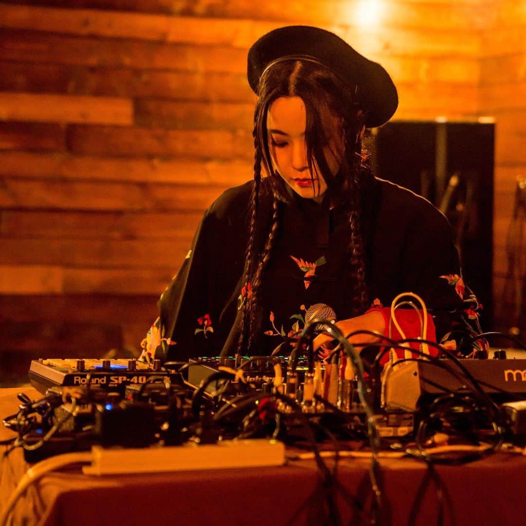 テンテンコのインスタグラム：「≪空中散歩≫  12月26日(土)22:00- 金沢 新天地パペロ  テンテンコ  DJ 空中水泳 NEP&GGK  ※予約なし、当日のみ  ★∻∹⋰⋰ ☆∻∹⋰⋰ ★∻∹⋰⋰ ☆∻∹  photo by yukiko ono 20201213 bushbash」