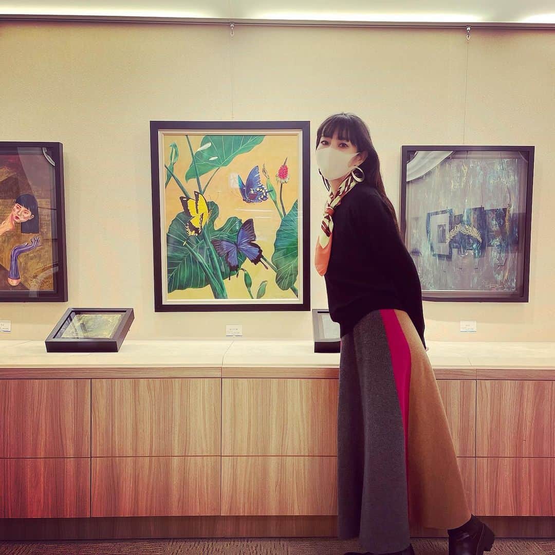 akikoさんのインスタグラム写真 - (akikoInstagram)「友人のRIOさんの個展に来ました。 20年前に初めて会っときは関西のラジオDJとしてだったけど、今は東京ですっかりアーティスト活動をしている彼女。でもずっと変わらず、私の面白い女友達の常に5本の指に入る人😂 今回の個展にはずっと在廊しているそうです。彼女の作品の素晴らしさはもちろんのこと、彼女の人柄に是非直接触れてみてください。きっと大好きになるはず😍  #rioumezawa #愛しむ祈りと舞 #小田急新宿店」12月23日 14時51分 - akikojazz