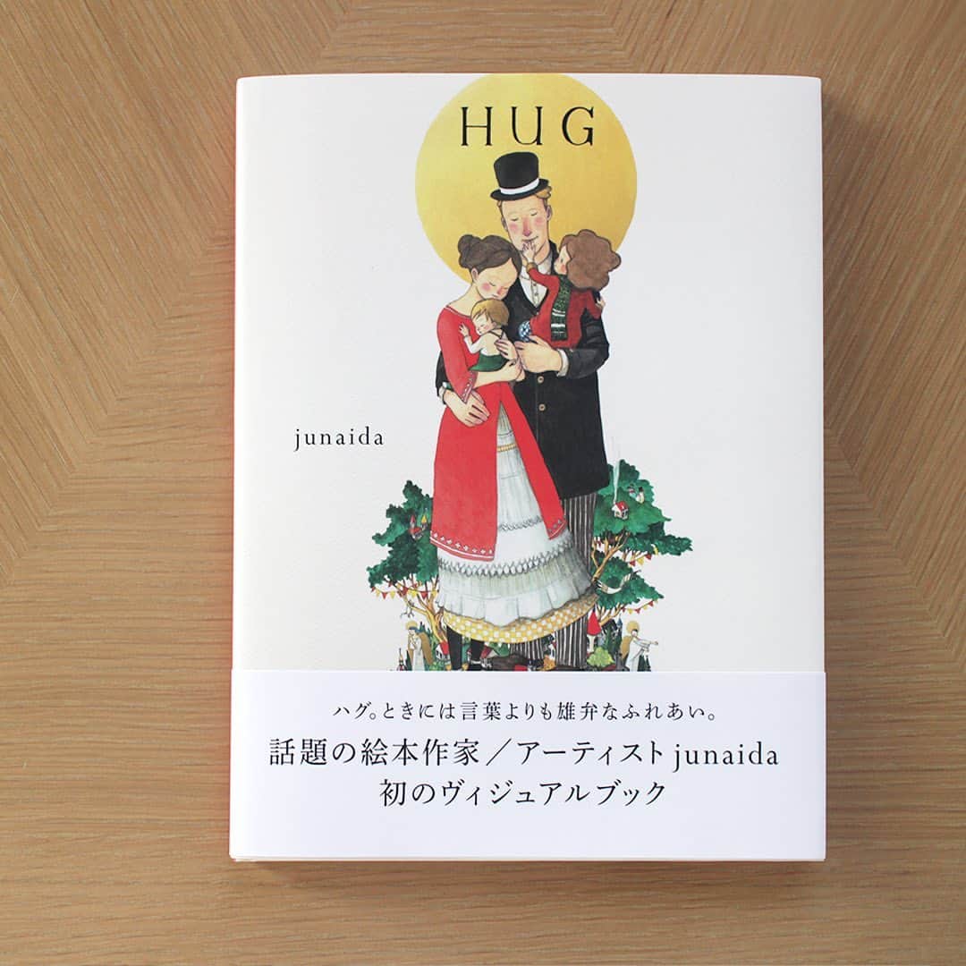 SHISEIDO THE GINZAさんのインスタグラム写真 - (SHISEIDO THE GINZAInstagram)「【大切なひとに贈りたい、美しくあたたかな絵本・前編】  お子さま向けのもから大人も楽しめるものまで、ギフトにもぴったりの美しくあたたかな絵本を、当店4F SHISEIDO THE TABLESの本棚からご紹介。  ■ 「HUG」junaida（著）  画家・junaida氏によるクリスマスをテーマにした連作を、一冊にまとめたビジュアルブック。 人々や生き物たちの様々なハグのシーンが描かれています。  ■ 「ふゆのまえのおとしもの」アンヌ・フロランス ルマソン（著）・ドミニク・エルハルト （イラスト）・きたむら まさお（訳）  冬が近づき、雪がふりはじめました。いそいで食べものを集めていたリスが、木の実をひとつ落としました。 雪がつもっていくなか、ねずみやとりやどうぶつがやってきて、雪のうえにあしあとをのこしていきます。 ようやく春がやってくると・・・。 季節のうつろいにどうぶつが登場するやさしい景色が７つの場面でとびだす、しかけ絵本。  ■ 「ちいさなちいさなえほんばこ」モーリス・センダック（著）・神宮輝夫（訳）  ｢かいじゅうたちのいるところ｣でも人気のモーリス・センダック。 「アメリカワニです、こんにちは」「ジョニーのかぞえうた」「チキンスープ・ライスいり」「ピエールとライオン」の4冊が豆本になって、かわいい箱に入りました。  #shiseidothestore #shiseidothetables #絵本 #ギフト #贈り物 #本 #books #本棚 #hug #junaida #クリスマス #illustration #ふゆのまえのおとしもの #アンヌフロランスルマソン #ドミニクエルハルト #anneflorence #dominiqueehrhard #しかけ絵本 #ちいさなえほんばこ #モーリスセンダック #mauricesendak」12月23日 14時53分 - shiseidothestore