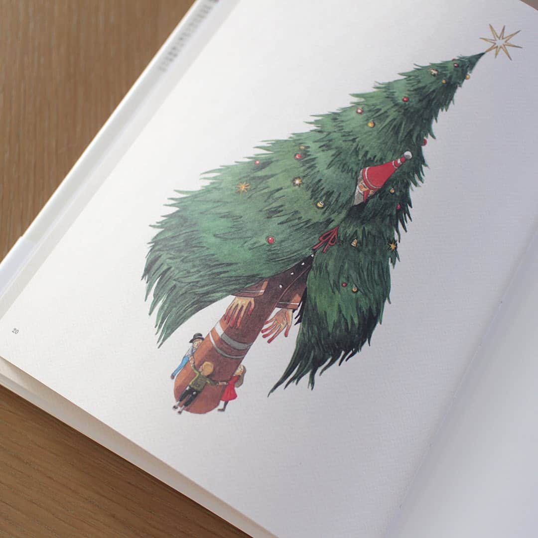 SHISEIDO THE GINZAさんのインスタグラム写真 - (SHISEIDO THE GINZAInstagram)「【大切なひとに贈りたい、美しくあたたかな絵本・前編】  お子さま向けのもから大人も楽しめるものまで、ギフトにもぴったりの美しくあたたかな絵本を、当店4F SHISEIDO THE TABLESの本棚からご紹介。  ■ 「HUG」junaida（著）  画家・junaida氏によるクリスマスをテーマにした連作を、一冊にまとめたビジュアルブック。 人々や生き物たちの様々なハグのシーンが描かれています。  ■ 「ふゆのまえのおとしもの」アンヌ・フロランス ルマソン（著）・ドミニク・エルハルト （イラスト）・きたむら まさお（訳）  冬が近づき、雪がふりはじめました。いそいで食べものを集めていたリスが、木の実をひとつ落としました。 雪がつもっていくなか、ねずみやとりやどうぶつがやってきて、雪のうえにあしあとをのこしていきます。 ようやく春がやってくると・・・。 季節のうつろいにどうぶつが登場するやさしい景色が７つの場面でとびだす、しかけ絵本。  ■ 「ちいさなちいさなえほんばこ」モーリス・センダック（著）・神宮輝夫（訳）  ｢かいじゅうたちのいるところ｣でも人気のモーリス・センダック。 「アメリカワニです、こんにちは」「ジョニーのかぞえうた」「チキンスープ・ライスいり」「ピエールとライオン」の4冊が豆本になって、かわいい箱に入りました。  #shiseidothestore #shiseidothetables #絵本 #ギフト #贈り物 #本 #books #本棚 #hug #junaida #クリスマス #illustration #ふゆのまえのおとしもの #アンヌフロランスルマソン #ドミニクエルハルト #anneflorence #dominiqueehrhard #しかけ絵本 #ちいさなえほんばこ #モーリスセンダック #mauricesendak」12月23日 14時53分 - shiseidothestore