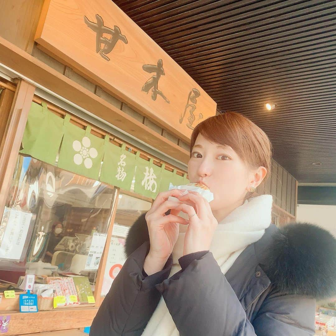 新垣泉子さんのインスタグラム写真 - (新垣泉子Instagram)「今年いくつ食べただろう？  太宰府天満宮参道の梅ヶ枝餅☆ 取材に行くたびに、せっかくだからとついつい食べちゃいますが、今年はいくつ食べただろう？っていうくらい、太宰府への取材が多かったです。  振り返れば、去年も『令和』ということで、何度も足を運ばせていただきました。令和フィーバーで、こんなに盛り上がってます！と。 あの時は、すごい人出だったなぁ。  今年は、うってかわって、コロナで人出がこんなに減ったとか、GOTOの余波、初詣の分散参拝の呼びかけなど、そういった取材が多かったです。  しかし変わらないのは、 梅ヶ枝餅の味！！！ いつ食べても美味しいです(^-^)  最近は、外の取材が寒くて、心折れそうになりますが、焼き立て熱々の梅ヶ枝餅を食べたら元気になります☆  #梅ヶ枝餅 #甘木屋 さん #焼き栗も美味しいよ #太宰府天満宮 #令和2年 #特別な年になりました #今年もお世話になりました #tnc #アナウンサー」12月23日 14時56分 - motoko.arakaki