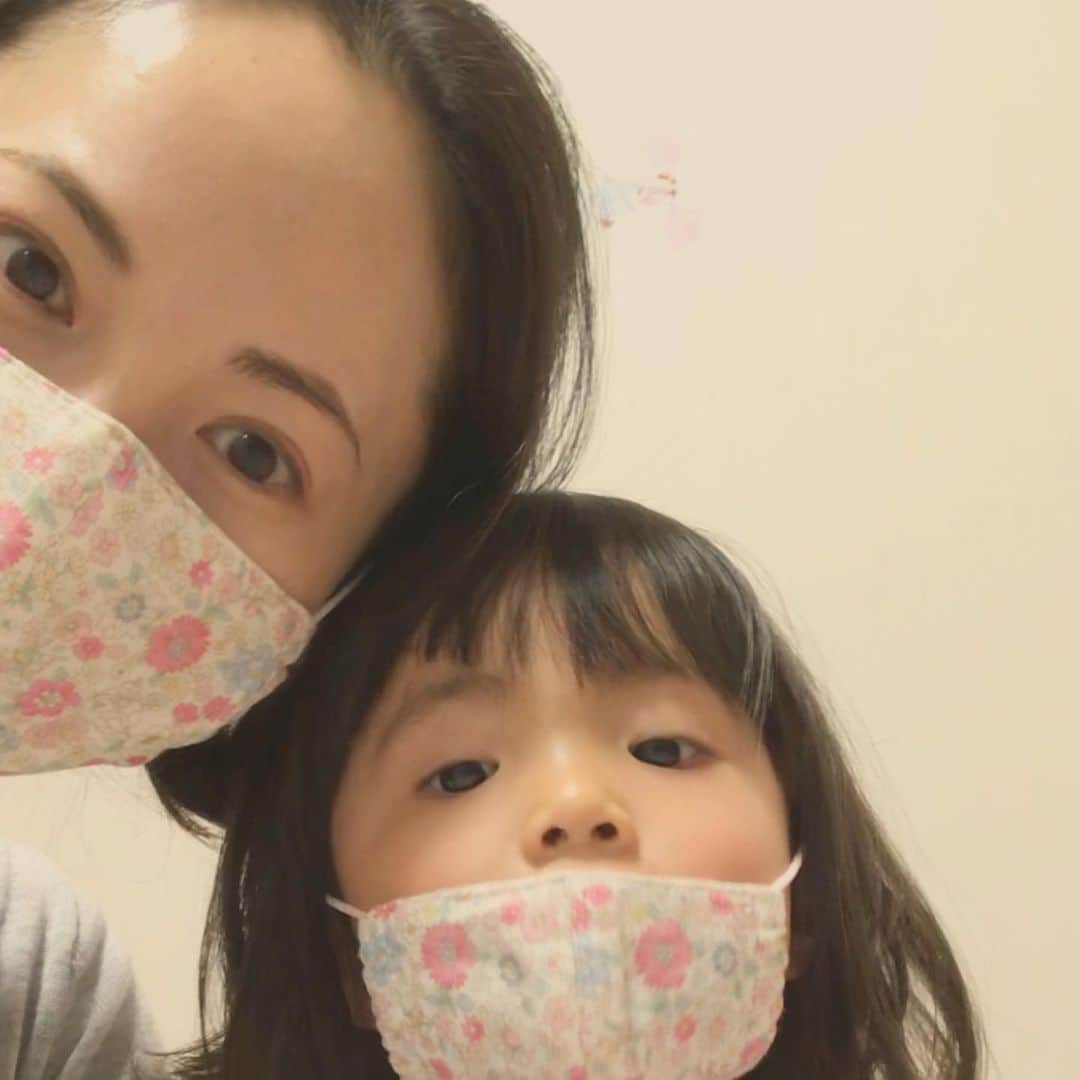 日高薫のインスタグラム：「親友から手作りマスクのプレゼントが届きました🎁😍❤️ 親子でお揃い出来て嬉しいな🥰💗 いつもありがとう😌💗💗  娘ちゃんも今年の最後の行事、音楽会も終わり私も役員の係も終わってホッとしたところです😌💗  皆さまも体調にお気をつけくださいね😊💓  #マスク #手作り #手作りマスク #親子お揃いマスク #花柄可愛い🌼🌷🌹 #お揃い #4歳 #女の子ママ」