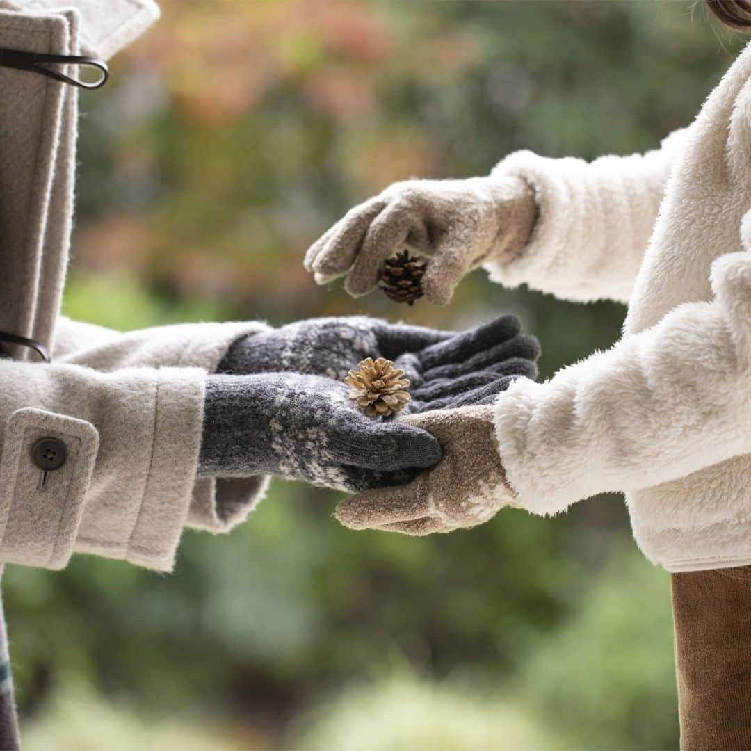 無印良品さんのインスタグラム写真 - (無印良品Instagram)「あたたかく、心地良い手袋 - 外でもあたたかく、自由にスマートフォンの操作ができるウール混裏起毛タッチバネル手袋。 こどもの成長に合わせて永く着用できる、のびのび手袋・ミトン。 これからの季節を、あたたかく過ごしてみませんか。 - #無印良品 #MUJI #手袋 #ミトン #冬小物」12月23日 15時00分 - muji_global