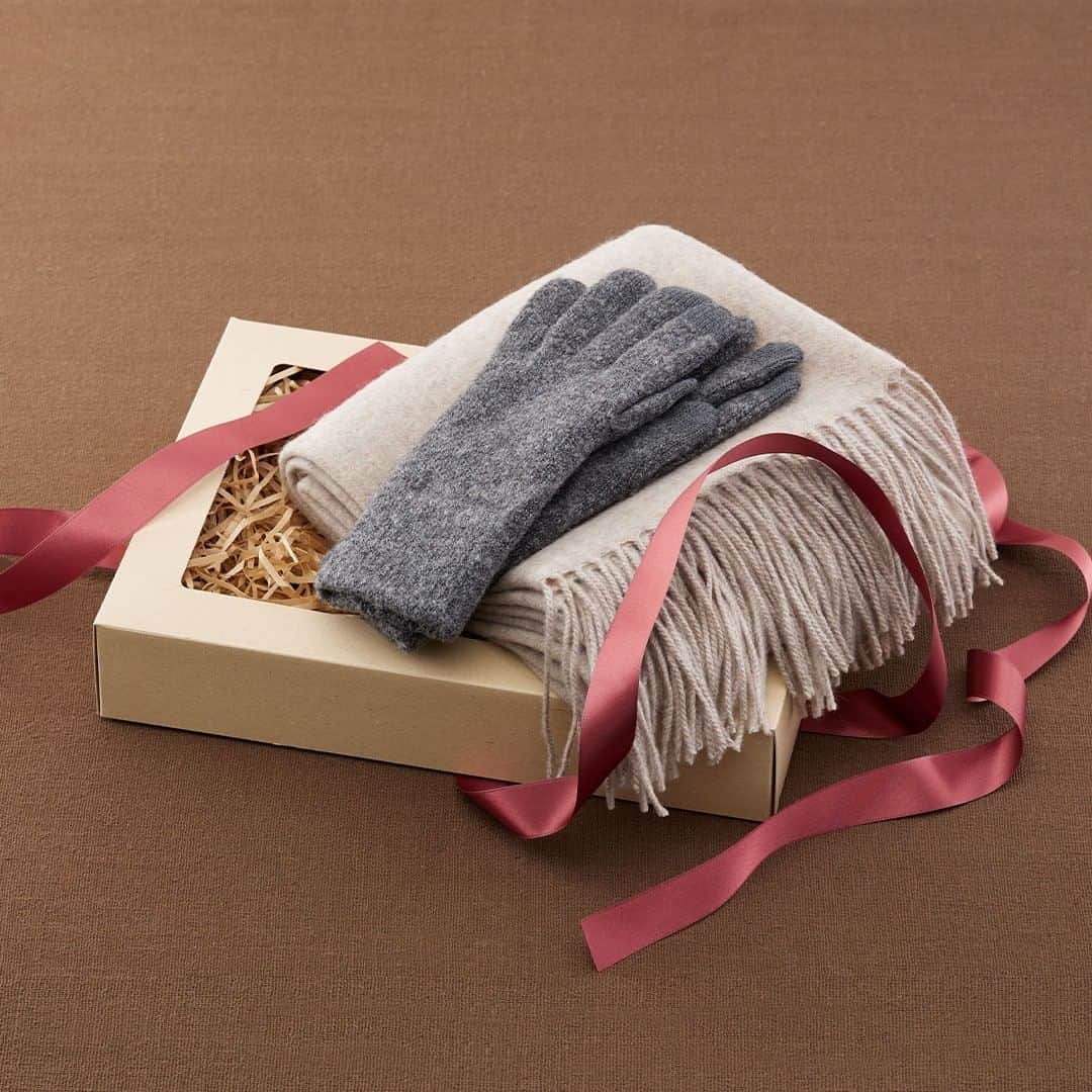 無印良品さんのインスタグラム写真 - (無印良品Instagram)「あたたかく、心地良い手袋 - 外でもあたたかく、自由にスマートフォンの操作ができるウール混裏起毛タッチバネル手袋。 こどもの成長に合わせて永く着用できる、のびのび手袋・ミトン。 これからの季節を、あたたかく過ごしてみませんか。 - #無印良品 #MUJI #手袋 #ミトン #冬小物」12月23日 15時00分 - muji_global