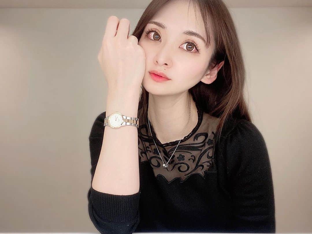 藤後 沙織 とうごさおりのインスタグラム：「今年は最後に悲しいことが起こって、 2020年は今までの人生で一番悲しい年になりました。 一瞬一瞬大事にして、 そして伝えられるときに伝えたいことは伝えなきゃね。 ・ Daniel Wellingtonクリスマスキャンペーン実施中みたい🎄 このシリーズ今までの @danielwellington の中で一番可愛いと個人的に思ってます。 上品なネックレスもお気に入り。 ・ 公式サイトhttps://www.danielwellington.com/jp/やDW直営店舗にて二点以上お買い上げで、全品対象25％OFFになります。特別ギフトラッピングも無料提供なので、2枚目見てみてね。 15％OFFクーポンコード【togo23】も併用できるよ☻  ・ #ダニエルウェリントン#DWクリスマス#クリスマス2020#christmas#xmas2020#腕時計 #腕時計コーデ #ootd #今日のコーデ #冬ファッション#selfie #me #데일리록 #옷스타그램 #멋스타그램 #코디  #오오티디#PR」