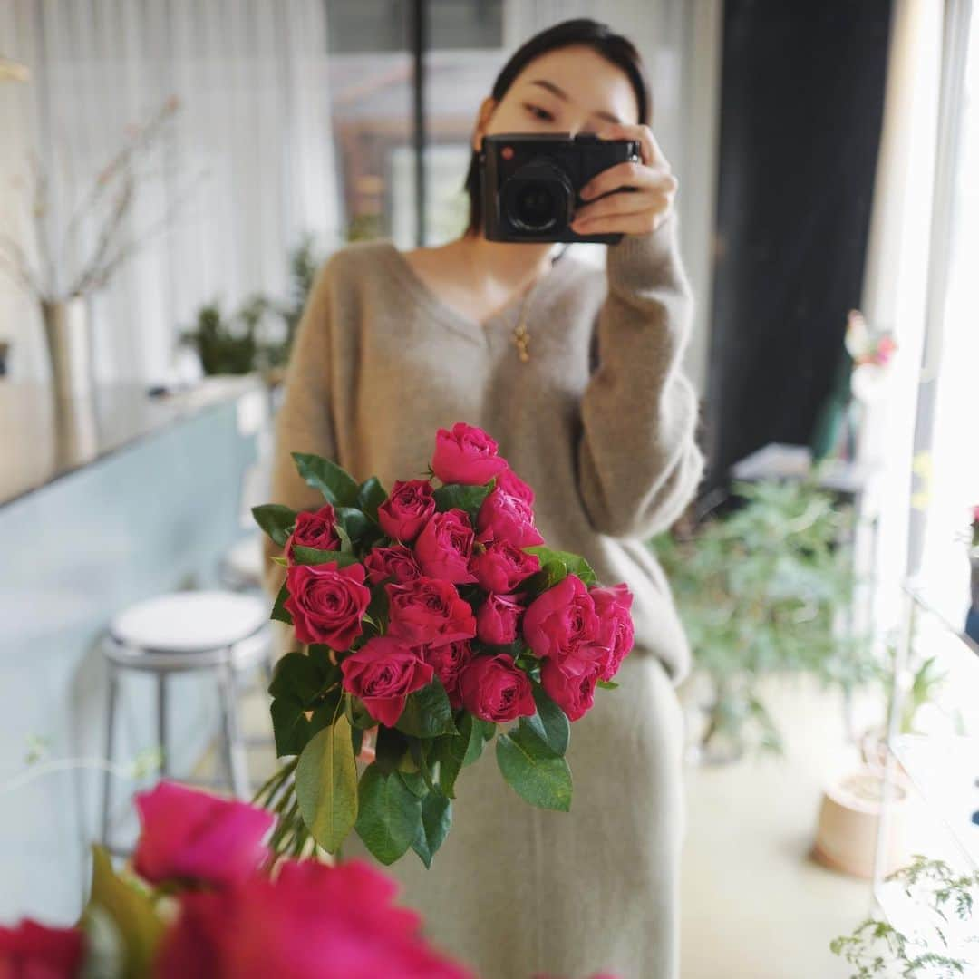 JF flower Shopさんのインスタグラム写真 - (JF flower ShopInstagram)「크리스마스는 항상 다르시로즈 🎄  Jf flower shop  . . . .#2020jfflowershop #jfflowershop #flower #florist #flowerlesson  #웨딩부케 #플로리스트 #플로리스트수업 #플라워스튜디오 #꽃 #플라워레슨#핸드타이드레슨  #범계플라워레슨 #안양웨딩 #범계웨딩 #플로리스트레슨 #안양꽃집 #범계꽃집 #평촌꽃집 #과천꽃집 #인덕원꽃집 #동편마을꽃집 #포일동꽃집 #의왕꽃집 #다르시」12月23日 15時02分 - jfflowershop