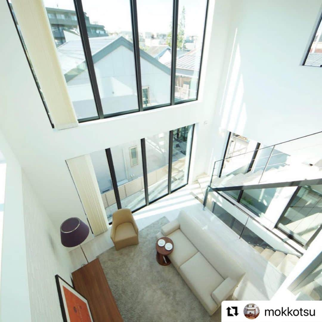 テラジマアーキテクツさんのインスタグラム写真 - (テラジマアーキテクツInstagram)「#Repost @mokkotsu with @make_repost ・・・ 【 TERAJIMA ARCHITECTS vol.３】 🌳機能性とモダンデザインは両立する。  生活スタイルが個人や家族によって異なるように、求められる家も住む人ごとに異なります。  テラジマアーキテクツさんはオーナーさまのライフスタイルと要望に即したプランニングを提供することを前提とし、さらに一歩上をゆくモダンなデザインを得意としています。  思わず足を止めて眺めてしまうスタイリッシュな外観。 大きな窓と吹抜けでつくる開放的な内部空間。 木造建築ではありえないように思えますが、耐震機能を備えたSE構法だからなせる構成です。  また、光と風をうまく利用し、冬あたたかく、夏涼しい住環境を実現。次世代省エネルギー基準をクリアした外張り断熱工法を全棟に標準装備しているため、省エネ性と高い断熱性を兼ねそろえているのです。  🌳画像の実例は、ご夫妻とお子さん3人が暮らす世田谷区のお宅。 「ソファに座ると空しか見えない」リビングがお気に入りだそう。 大きな空間ですが、昼間は明るく、冬あたたく、夏涼しい省エネ住宅を実現しています。  「 『無理かな』と思っても、こうしたいと思ったことはどんどん設計士さんに伝えた方がいいと思います。僕らもだいぶ無理難題を吹っかけたと思うんですけれど（笑）、設計士の竹沢さんは本当に頑張ってくださって、感謝しています。 」と、お住まいのNさま。  お客様の希望にとことん向き合い、満足されている様子が伝わってきました。 �「houzz ベスト・オブ・ハウズ2019デザイン賞」 受賞  つづく  ■ TERAJIMA ARCHITECTS @terajimaarchitects https://www.kenchikuka.co.jp/  #テラジマアーキテクツ #工務店探し#耐震住宅　#SE構法　#重量木骨の家　#設計事務所 #空間デザイン　#吹抜けのある家　#吹抜け　#吹抜けLDK　#マイホーム計画中の人と繋がりたい　#interiorstyle #interiorstyleandhome #デザイン住宅　#japanesehouse #家づくり #モダンデザイン #シンプルな家 #モダンデザイン」12月23日 15時17分 - terajimaarchitects