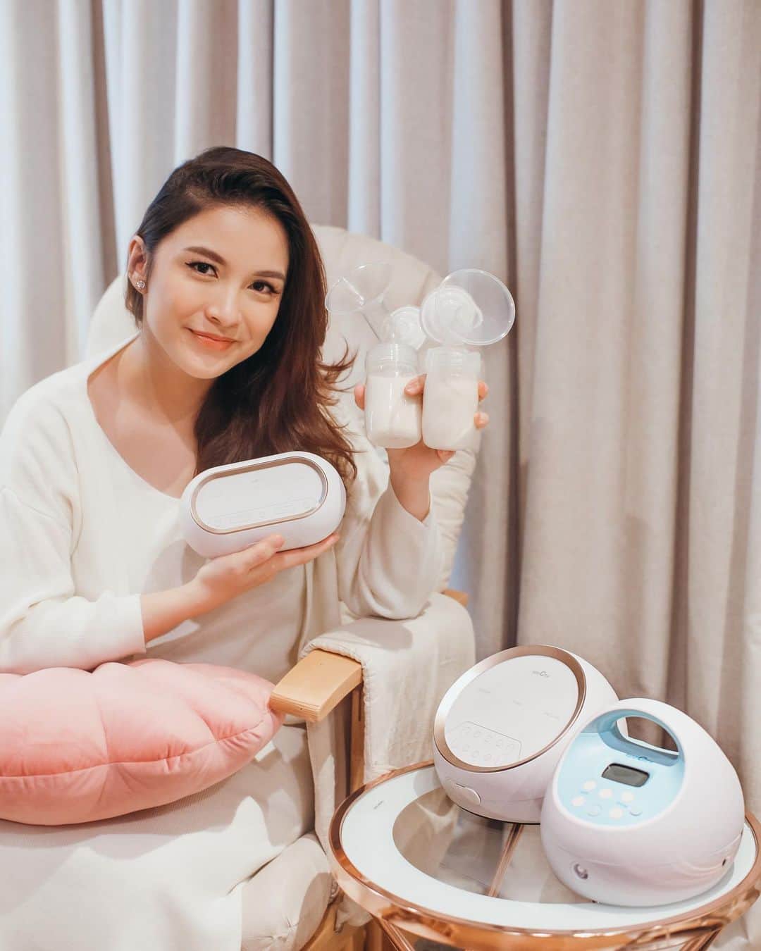 チェルシー・オリビアのインスタグラム：「Banyak banget pertanyaan yang masuk ke aku tentang pengalaman mengasihi. Mulai dari cara pumping yg benar biar produksi Asi lancar, durasi pumping, pas pumping sakit atau gak,sampai ke booster Asi yg aku minum.. Dan yang paling sering di tanyain ke aku itu aku pake merk apa sih buat pompa asi yg aku pake? (Cakep bngt soalnya suka keliatan di Ig story aku)  Aku jawab yah moms..untuk alat pompa asi dari dulu semua aku pake merk Spectra. Aku udah pake ini dari jaman Nastusha dulu.. waktu itu aku pake Spectra S1 Plus selama 2 tahun (slide ke 4)   Kalau sekarang aku pake tipe terbarunya, Spectra Dual S (ini yg aku pakai dirumah,slide ke2) dan Spectra Dual Compact (ini yg aku bawa2 kalo lagi di luar,slide ke3). Ini aku suka banget karna teknik hisapnya step-by-step yang menyerupai hisapan bayi dan yg paling aku suka mode terbaru mereka adalah Kanan dan Kiri-nya bisa beda level hisapan (ini enak dan membantu bngt,jaman nastusha sii blm ada mode ini). Dan model terbaru mereka keren bngt (ini juga bikin kita semangat pompa)🙏🏼  Jadi selain alat pompanya yang bikin nyaman, kondisi mood harus selalu happy yahh... Selamat mengasihi para bunda @spectrababyidn ♥️」