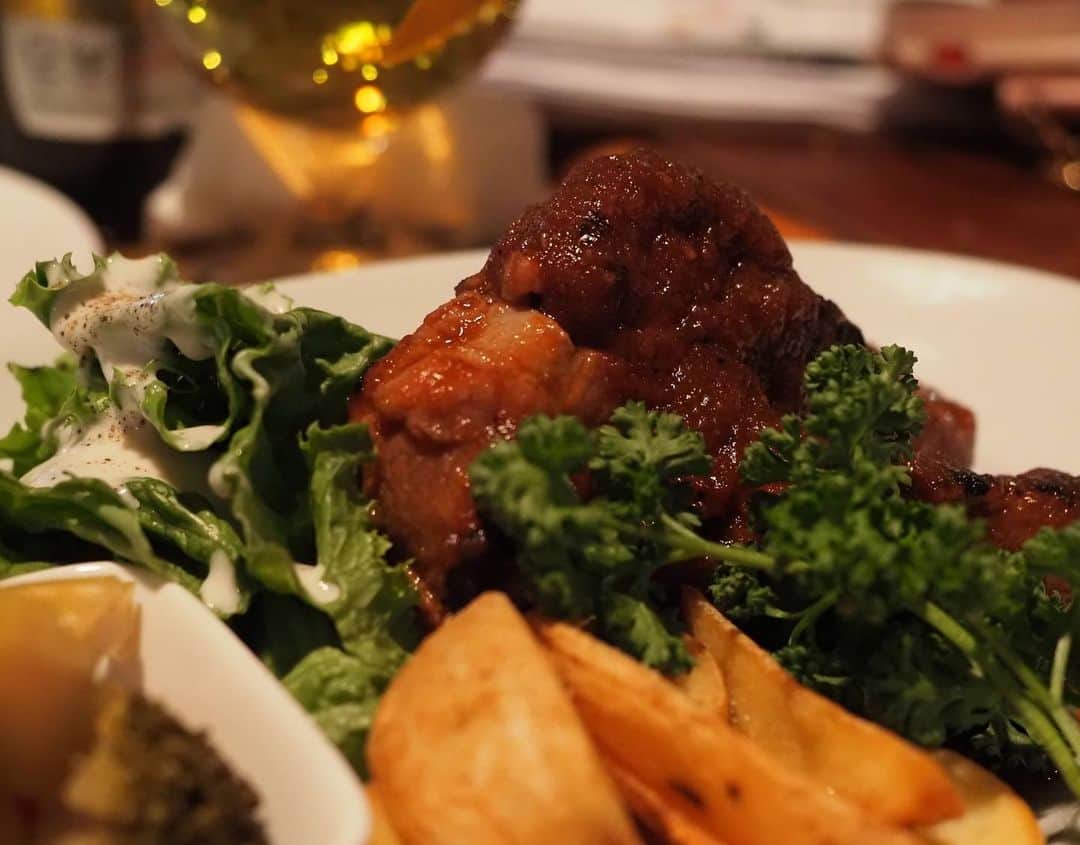 くぼたみかさんのインスタグラム写真 - (くぼたみかInstagram)「英国料理🇬🇧を求めて目黒へ...😎 ブリティッシュレストランのClashさんは入り口から店内、お料理全部が本格的でプチ旅行気分になれました🥺 なんといってもメガ・フィッシュアンドチップスがフワッフワで感動🐟🎉英国式にヴィネガーをかけるとたまらんです！ あとボロネーゼも止まらなかったです😅シーシャも全席用意してあっておしゃれだったなぁ🥰感染対策もちゃんとしてて、海外行けない今でも気分だけ味わいたい方におすすめです✈️ #clash目黒　#britishrestaurantclash #クラフトビール #pub #イギリス #tokyopub」12月23日 15時18分 - mikakubota0923