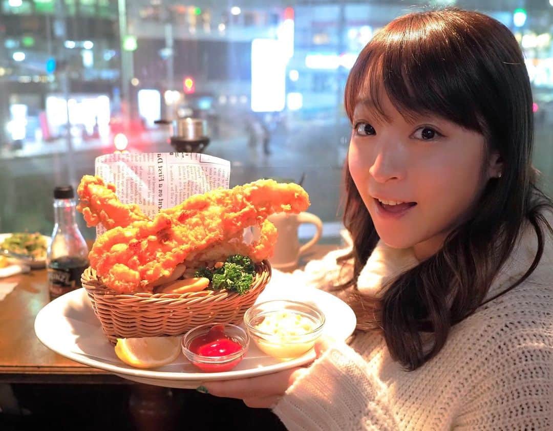 くぼたみかさんのインスタグラム写真 - (くぼたみかInstagram)「英国料理🇬🇧を求めて目黒へ...😎 ブリティッシュレストランのClashさんは入り口から店内、お料理全部が本格的でプチ旅行気分になれました🥺 なんといってもメガ・フィッシュアンドチップスがフワッフワで感動🐟🎉英国式にヴィネガーをかけるとたまらんです！ あとボロネーゼも止まらなかったです😅シーシャも全席用意してあっておしゃれだったなぁ🥰感染対策もちゃんとしてて、海外行けない今でも気分だけ味わいたい方におすすめです✈️ #clash目黒　#britishrestaurantclash #クラフトビール #pub #イギリス #tokyopub」12月23日 15時18分 - mikakubota0923