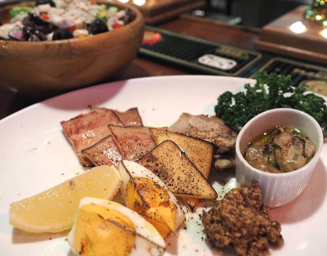 くぼたみかさんのインスタグラム写真 - (くぼたみかInstagram)「英国料理🇬🇧を求めて目黒へ...😎 ブリティッシュレストランのClashさんは入り口から店内、お料理全部が本格的でプチ旅行気分になれました🥺 なんといってもメガ・フィッシュアンドチップスがフワッフワで感動🐟🎉英国式にヴィネガーをかけるとたまらんです！ あとボロネーゼも止まらなかったです😅シーシャも全席用意してあっておしゃれだったなぁ🥰感染対策もちゃんとしてて、海外行けない今でも気分だけ味わいたい方におすすめです✈️ #clash目黒　#britishrestaurantclash #クラフトビール #pub #イギリス #tokyopub」12月23日 15時18分 - mikakubota0923