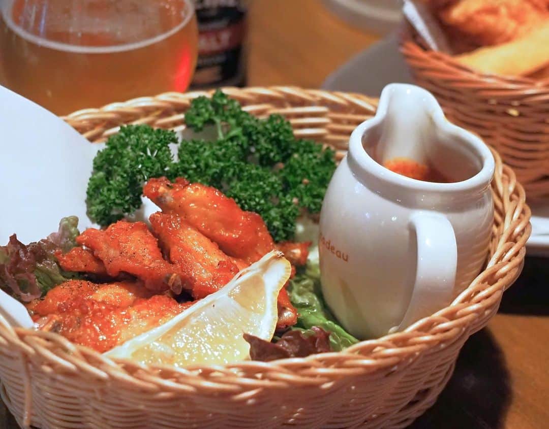 くぼたみかさんのインスタグラム写真 - (くぼたみかInstagram)「英国料理🇬🇧を求めて目黒へ...😎 ブリティッシュレストランのClashさんは入り口から店内、お料理全部が本格的でプチ旅行気分になれました🥺 なんといってもメガ・フィッシュアンドチップスがフワッフワで感動🐟🎉英国式にヴィネガーをかけるとたまらんです！ あとボロネーゼも止まらなかったです😅シーシャも全席用意してあっておしゃれだったなぁ🥰感染対策もちゃんとしてて、海外行けない今でも気分だけ味わいたい方におすすめです✈️ #clash目黒　#britishrestaurantclash #クラフトビール #pub #イギリス #tokyopub」12月23日 15時18分 - mikakubota0923