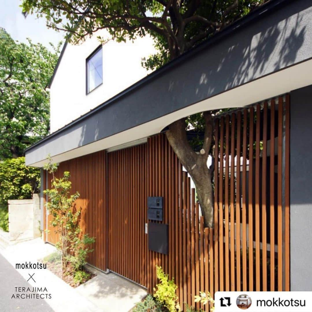 テラジマアーキテクツさんのインスタグラム写真 - (テラジマアーキテクツInstagram)「#Repost @mokkotsu with @make_repost ・・・ 【 TERAJIMA ARCHITECTS vol.4】 🌳熟練の技術をもつ職人「建心会」と連携。  和のテイストもモダンに仕上げるテラジマアーキテクツさん。 その秘密は熟練の職人たち450名で構成される「建心会」と一緒に作り上げているからです。  最適な木材を調達する木材屋、屋根や外壁に金属を施工する建築板金工、土間コンクリートを含め外観デザインを担当する外構工など、実際に家を形作る確かな技術をもった職人さんたちが集結しています。  🌳事例は、受け継がれた土地の庭と植物をそのまま生かした4世代が暮らす住宅。（ご夫妻＋お子さま＋ご夫妻のお祖母さま、お母さま）。  古い家の床柱・梁・建具もなんとか残したかったというご要望に沿い、住まいの各所に欄間やガラス戸棚、梁が使われ、新しい役目を担っています。  「職人さん同士が仲が良く、雰囲気・空気感がとても良かったですね。建心会のつながりが、家づくりに生きていると感じました。もちろん皆さんの仕事ぶりはとても素晴らしく、仕上がりにも大満足です。」とオーナーのYさま。  竣工後には担当した全スタッフと職方、その家族まで竣工パーティーにご招待くださり、大感激だったとか。  現場監督のように足を運んでいたというお母さまは、棟梁とお茶飲み＆メール友達になっているというから信頼の大きさがうかがえます。  「LIXILメンバーズコンテスト2015」新築部門大賞受賞 つづく  ■ TERAJIMA ARCHITECTS @terajimaarchitects https://www.kenchikuka.co.jp/  #テラジマアーキテクツ #工務店探し#耐震住宅　#SE構法　#重量木骨の家　#設計事務所 #空間デザイン　#吹抜けのある家　#吹抜け　#吹抜けLDK　#マイホーム計画中の人と繋がりたい　#interiorstyle #interiorstyleandhome #デザイン住宅　#japanesehouse #家づくり #モダンデザイン #シンプルな家 #受賞」12月23日 15時18分 - terajimaarchitects