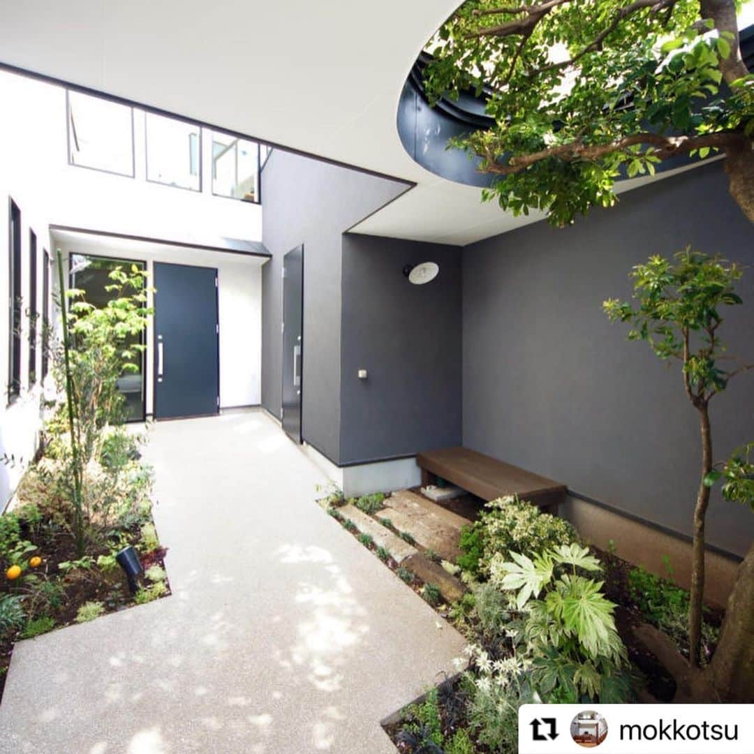 テラジマアーキテクツさんのインスタグラム写真 - (テラジマアーキテクツInstagram)「#Repost @mokkotsu with @make_repost ・・・ 【 TERAJIMA ARCHITECTS vol.4】 🌳熟練の技術をもつ職人「建心会」と連携。  和のテイストもモダンに仕上げるテラジマアーキテクツさん。 その秘密は熟練の職人たち450名で構成される「建心会」と一緒に作り上げているからです。  最適な木材を調達する木材屋、屋根や外壁に金属を施工する建築板金工、土間コンクリートを含め外観デザインを担当する外構工など、実際に家を形作る確かな技術をもった職人さんたちが集結しています。  🌳事例は、受け継がれた土地の庭と植物をそのまま生かした4世代が暮らす住宅。（ご夫妻＋お子さま＋ご夫妻のお祖母さま、お母さま）。  古い家の床柱・梁・建具もなんとか残したかったというご要望に沿い、住まいの各所に欄間やガラス戸棚、梁が使われ、新しい役目を担っています。  「職人さん同士が仲が良く、雰囲気・空気感がとても良かったですね。建心会のつながりが、家づくりに生きていると感じました。もちろん皆さんの仕事ぶりはとても素晴らしく、仕上がりにも大満足です。」とオーナーのYさま。  竣工後には担当した全スタッフと職方、その家族まで竣工パーティーにご招待くださり、大感激だったとか。  現場監督のように足を運んでいたというお母さまは、棟梁とお茶飲み＆メール友達になっているというから信頼の大きさがうかがえます。  「LIXILメンバーズコンテスト2015」新築部門大賞受賞 つづく  ■ TERAJIMA ARCHITECTS @terajimaarchitects https://www.kenchikuka.co.jp/  #テラジマアーキテクツ #工務店探し#耐震住宅　#SE構法　#重量木骨の家　#設計事務所 #空間デザイン　#吹抜けのある家　#吹抜け　#吹抜けLDK　#マイホーム計画中の人と繋がりたい　#interiorstyle #interiorstyleandhome #デザイン住宅　#japanesehouse #家づくり #モダンデザイン #シンプルな家 #受賞」12月23日 15時18分 - terajimaarchitects