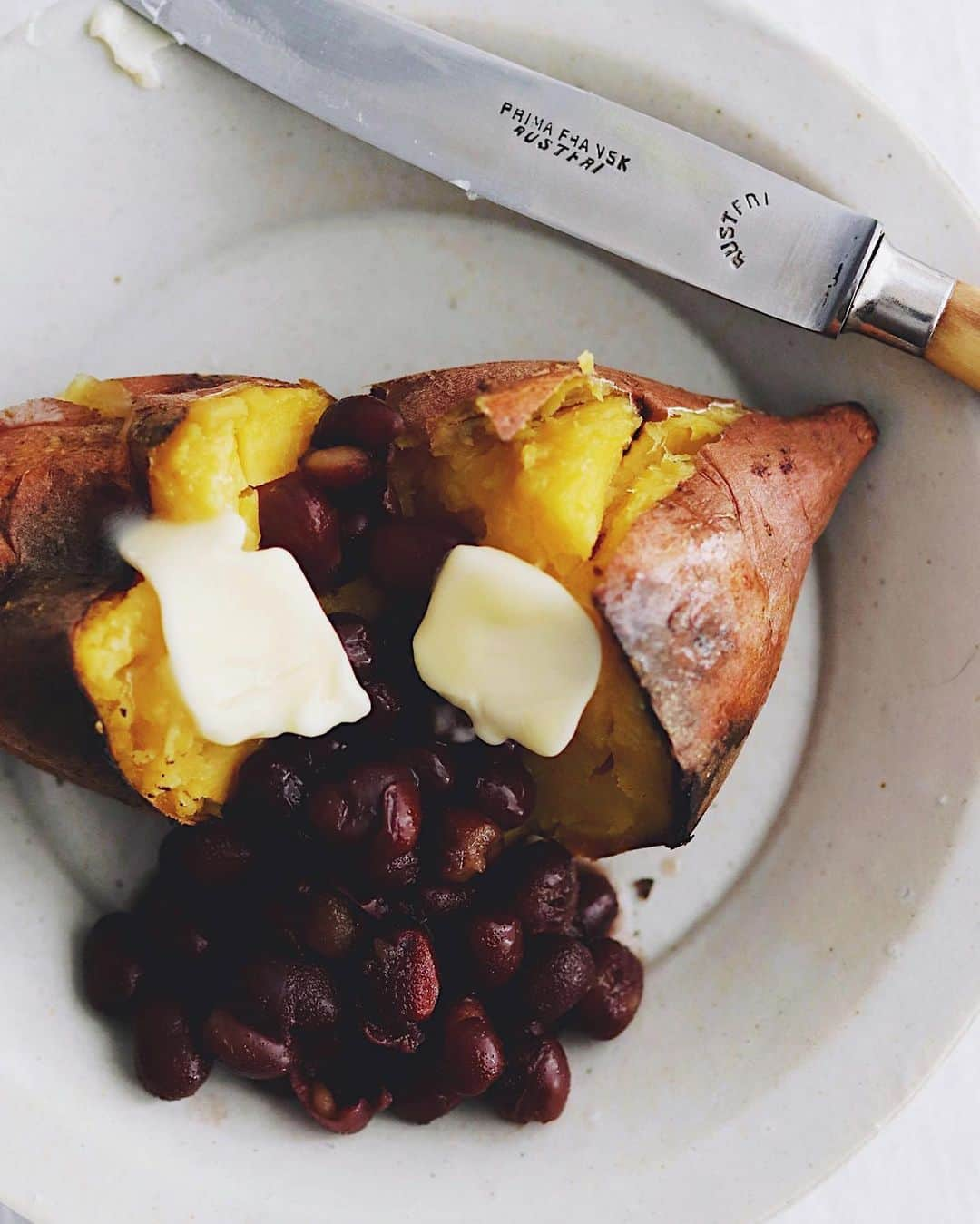 樋口正樹さんのインスタグラム写真 - (樋口正樹Instagram)「Sweet potato . おやつに安納芋で焼き芋、 小豆と発酵バターのせて。 . . . #おやつ #おやつの時間 #安納芋 #焼き芋 #焼きいも #やきいも #メリーイモスマス #ねっとり系 #ねっとり #バター #発酵バター #冬の定番 #甘党 #甘党男子 #sweetpotato #potato #yakiimo #japanesesweetpotato」12月23日 15時18分 - higuccini