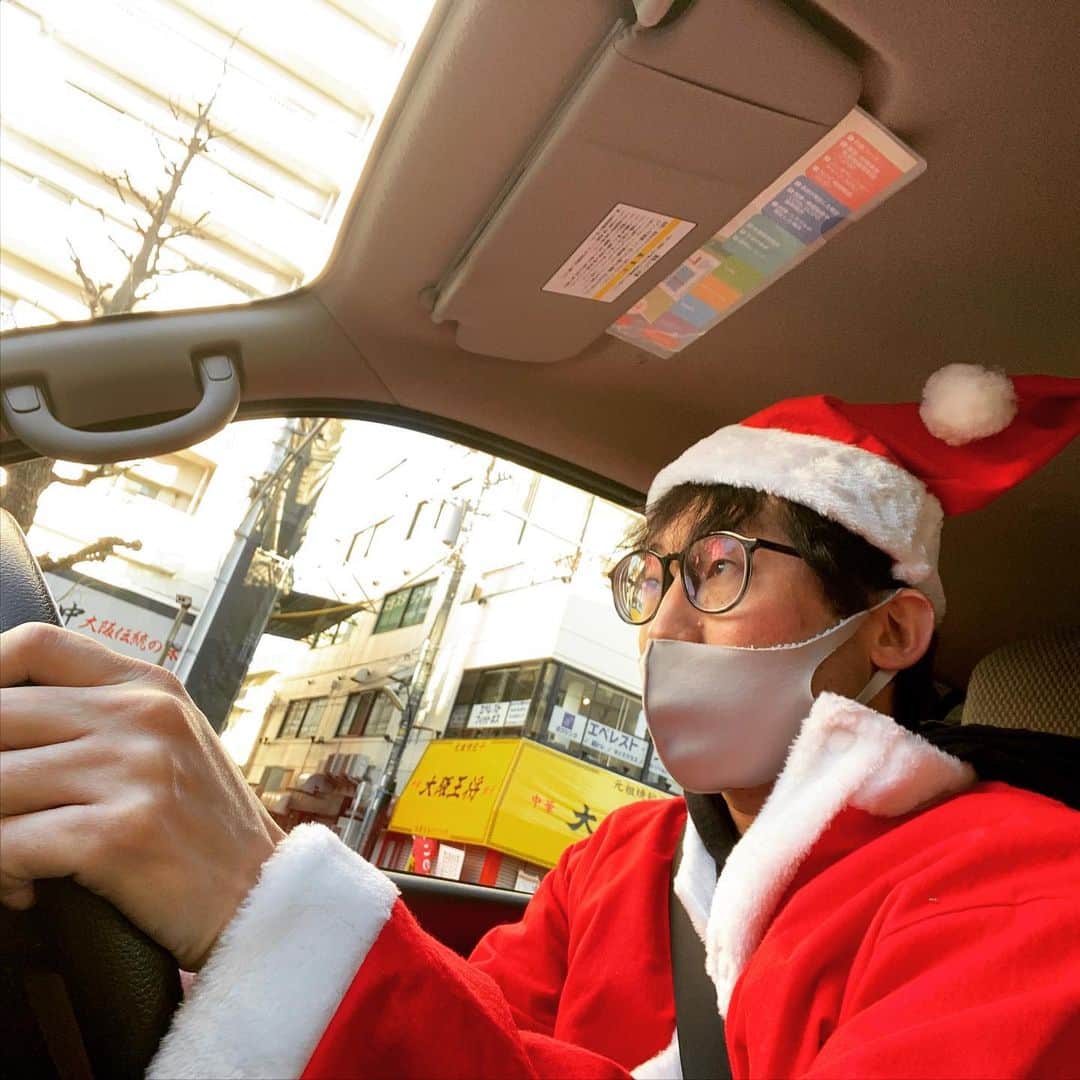 リョウマエダのインスタグラム：「フライングサンタ出勤なう。  #クリスマス#イヴ#イヴイヴ#サンタ#サンタコス#フライング#なうではない#引っ越し#ドライバー#サンタ引っ越しセンター」