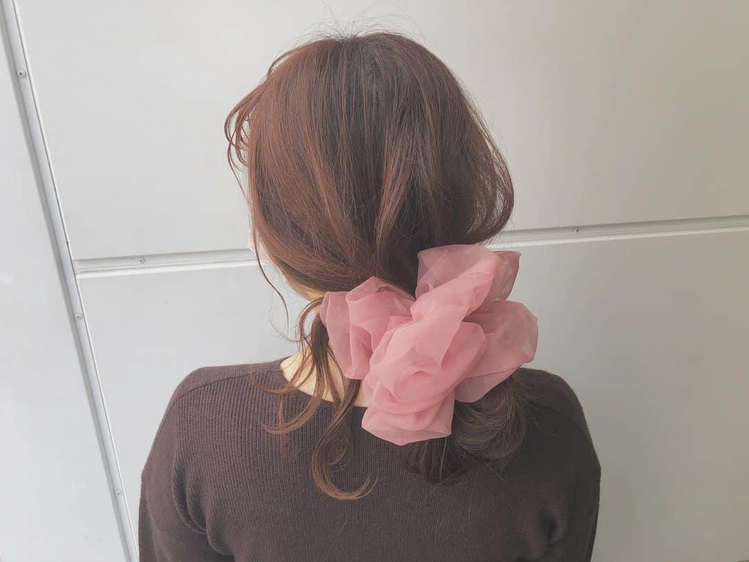 kawamura_takashi_camのインスタグラム：「ヘアアレンジ & ヘアセット 河村タカシ #ビッグシュシュ を使った簡単まとめ髪。  インパクト大の大きめのアクセなので、 着けてるだけで華やかに、  #ヘアアレンジ #hair #hairarrange #hairset #hairdresser #Lescheveux #cheveux #헤어 #헤어어레인지 #头发 #头发安排 #capelli #capelliearte #hairofinstagram #hairartistry #hairart #behindthechair #peinados #peinado #cheveuxboucles #hairlove #hairtutorials #hairtutorial #hairtrends #hair_videos #styleartists #allmodernhair #hairinspo」