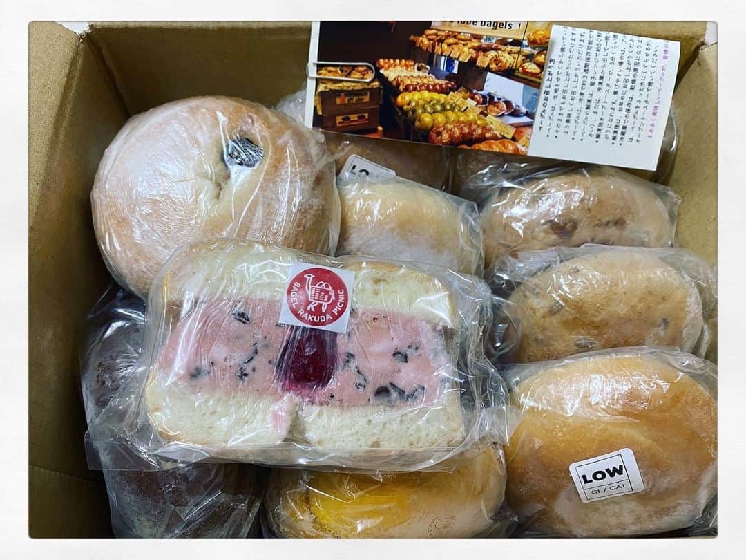 小川麻琴さんのインスタグラム写真 - (小川麻琴Instagram)「ずーっと気になっていた愛媛県にあるベーグルショップ「 ラクダピクニック」さんから、注文していたベーグルセットが届いたー🐪💕  おまけのクリスマスベーグルまで付いていて、とてもテンション上がりました🥯  食べるの楽しみだぁ😍  #ラクダピクニック  #ベーグル #お取り寄せ  #まことパン #まことベーグル #パンスタグラム」12月23日 15時26分 - 1029_makoto