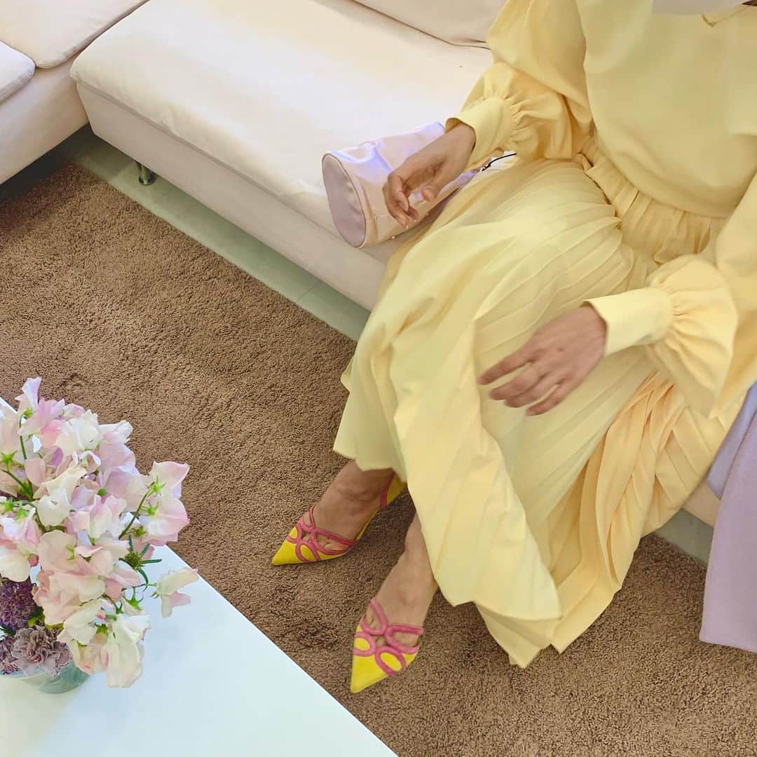 Tsuru by Mariko Oikawaのインスタグラム：「パステルカラーでhappyな雰囲気を纏う...＊  お部屋の中では暖かな日差しを感じたい今日。 着る物で部屋中を華やかに、明るく彩どって♪ Satanella/YELLOW→20%off Francesca/YELLOw→20%off Choupette/YELLOw  #tsuru #tsurubymarikooikawa」