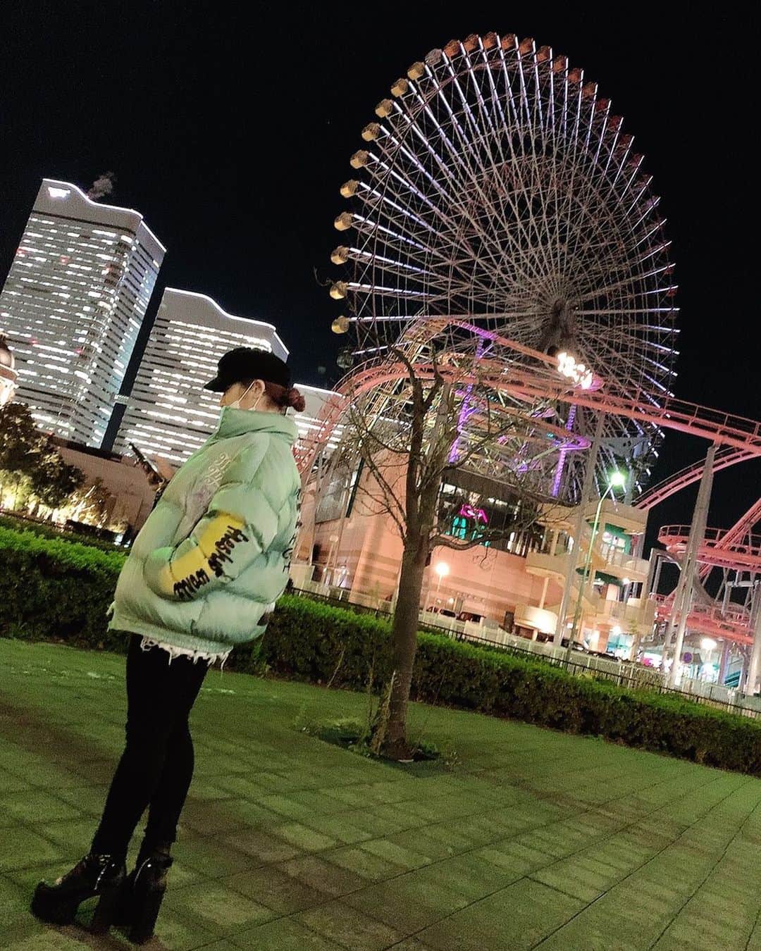Kumiのインスタグラム：「. 年末感まだ全然ないんだよなー。 もぉ12月後半なのか。 . . . #みなとみらい #元町中華街　#コスモワールド　#コスモワールド観覧車  #kumiの休日 #ダウンジャケット」