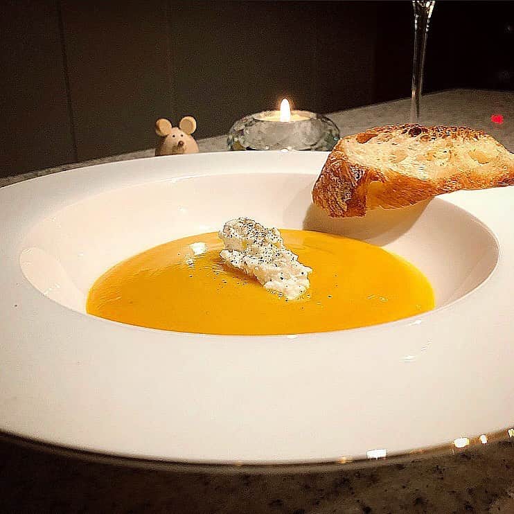 榊山敬代のインスタグラム：「🥖🎃"…  ・ 冬至の日はカボチャを 頂くとよいとのことで カボチャスープを制作  今年はもう何回カボチャスープを こしらえたかなというくらい制作  簡単で美味しいので おもわずリピート中  この日は最近マイブームな 近所のパン屋さんを添えて  リコッタチーズを雪みたいに浮かべて❄️  ホッコリディナーの巻 ・ ・　 #おうちごはん 工夫 #enjoyhome ・ ・ #12月 ・ ・ #パン屋さん #カボチャ #pumpkin #おうちごはん #スープ #soup #夕食 #夜食 #dinner  #Japanese #healthy #リコッタチーズ #champagne #wine #food #meat #maindish #artist #kitchen #cooking #日本画家 の #お料理こんなもん」