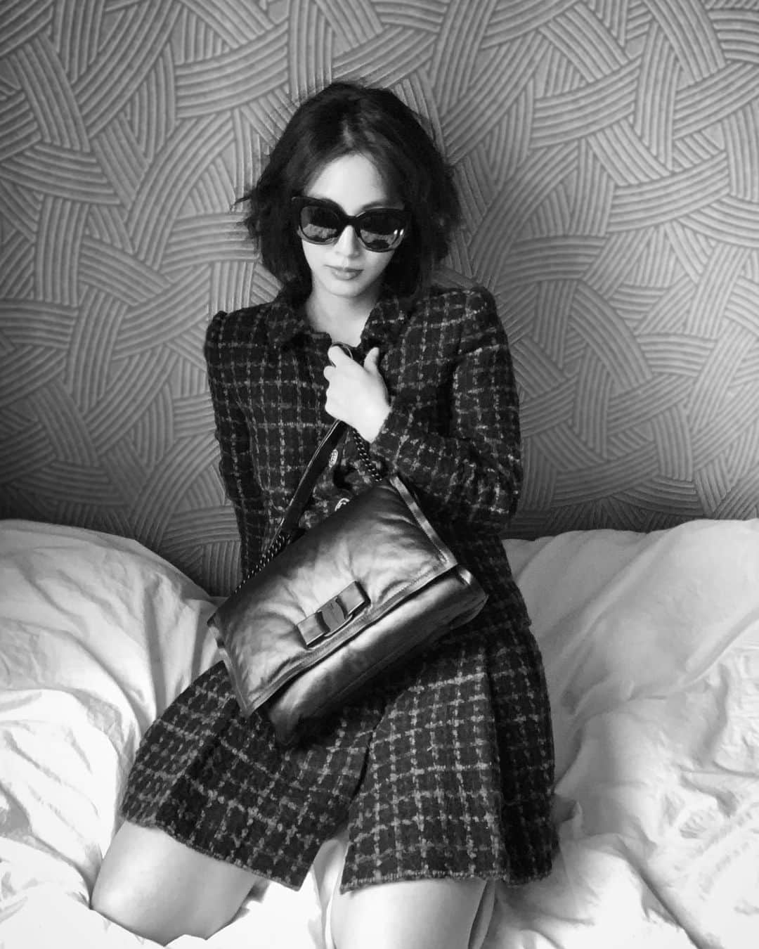パン・ソヨンのインスタグラム：「. #광고 입니다 🕶  원래 혼자서 잘놀았었더랬지  셀카 아닌척 하는게 포인트   ferragamo 비바보우백 Viva Bow Bag  @ferragamo  #ferragamo#페라가모  #내방#방콕#맨발#화장도안함#그래서#선글라스 #페라가모가방#비바보우백#여자가방 #가방#숄더백#데일리룩#오오티디」