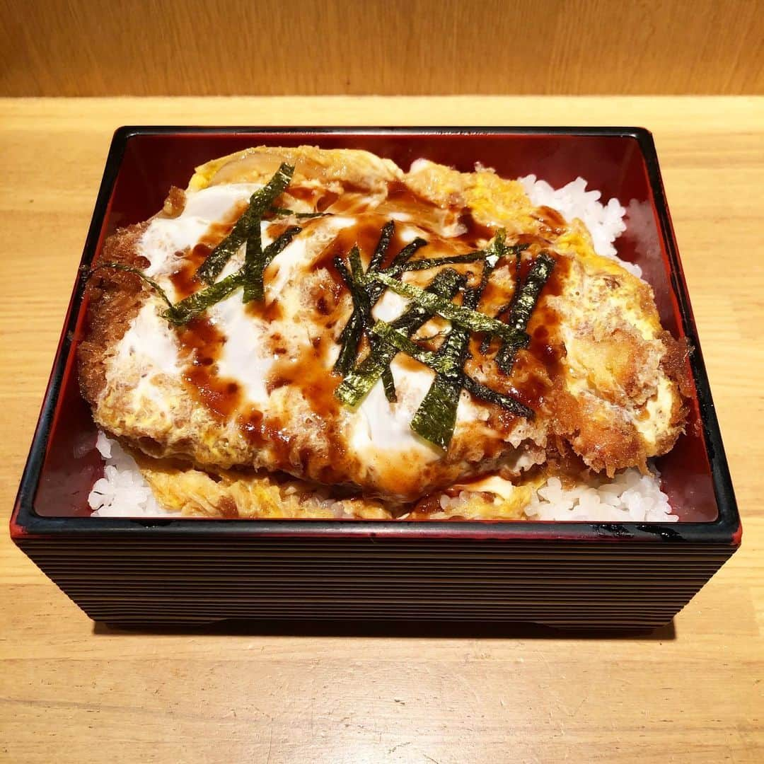 B JIRUSHI YOSHIDAのインスタグラム：「【代官山LUNCH】 【店名】とんかつ げん田 【メニュー】かつ重 【PRICE】¥1,045- 【一言】 代官山に来てからというもの最もお世話になっている「とんかつ げん田」様々頂きましたが、私のお気に入りはこちら。ソースがかかった珍しいかつ重は"げん田"ならでは。聞いてみたら40年間もやられているそうで驚きました。代官山へお越しの際は是非とも。 ・ #bjirushiyoshida #B印YOSHIDA #beams #ビームス #daikanyama #代官山 #代官山ランチ #b印ランチ」